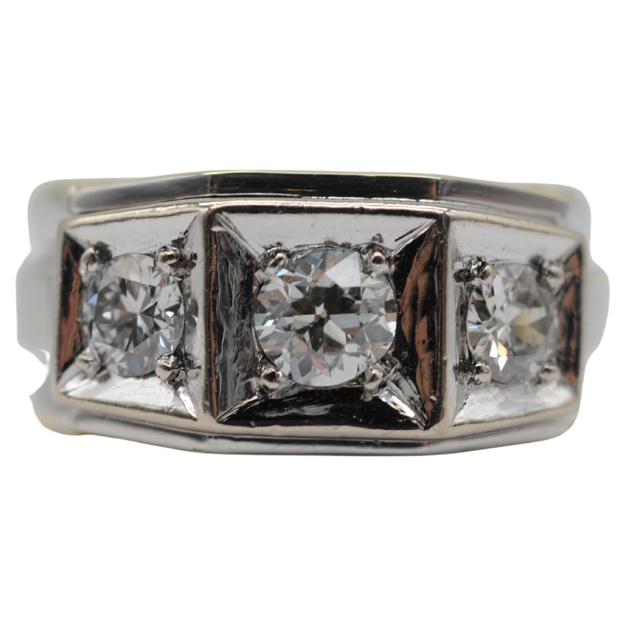 Dieser verträumte Bandring mit drei Steinen verkörpert die perfekte Verschmelzung von Eleganz und Raffinesse. Das meisterhafte Kunstwerk aus Bicolor-Weißgold und Gelbgold verzaubert die Sinne und unterstreicht die Schönheit seiner Trägerin.

In