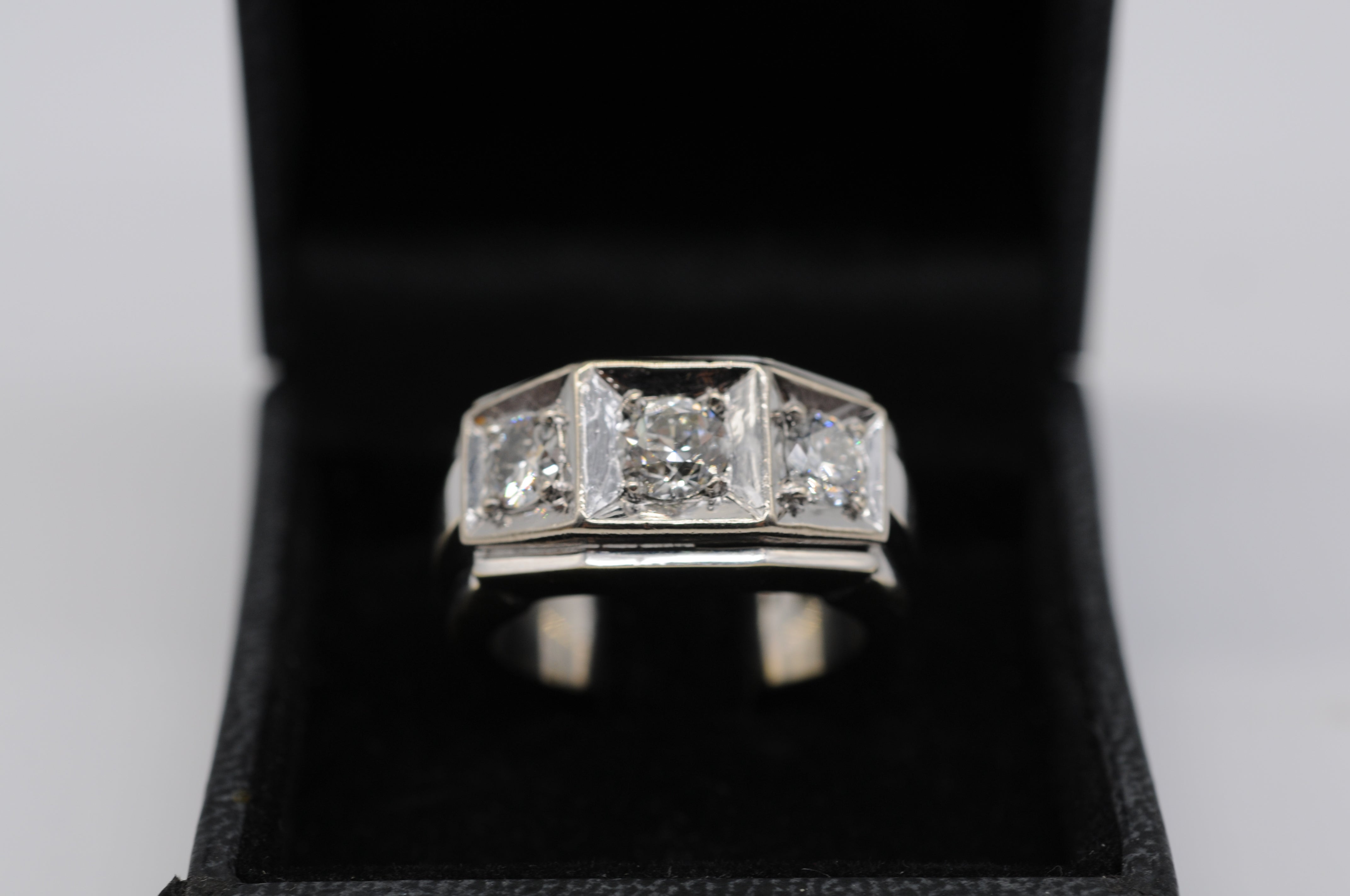Majestätischer alter Ring mit 3 Diamanten im alteuropäischen Schliff (Art déco)