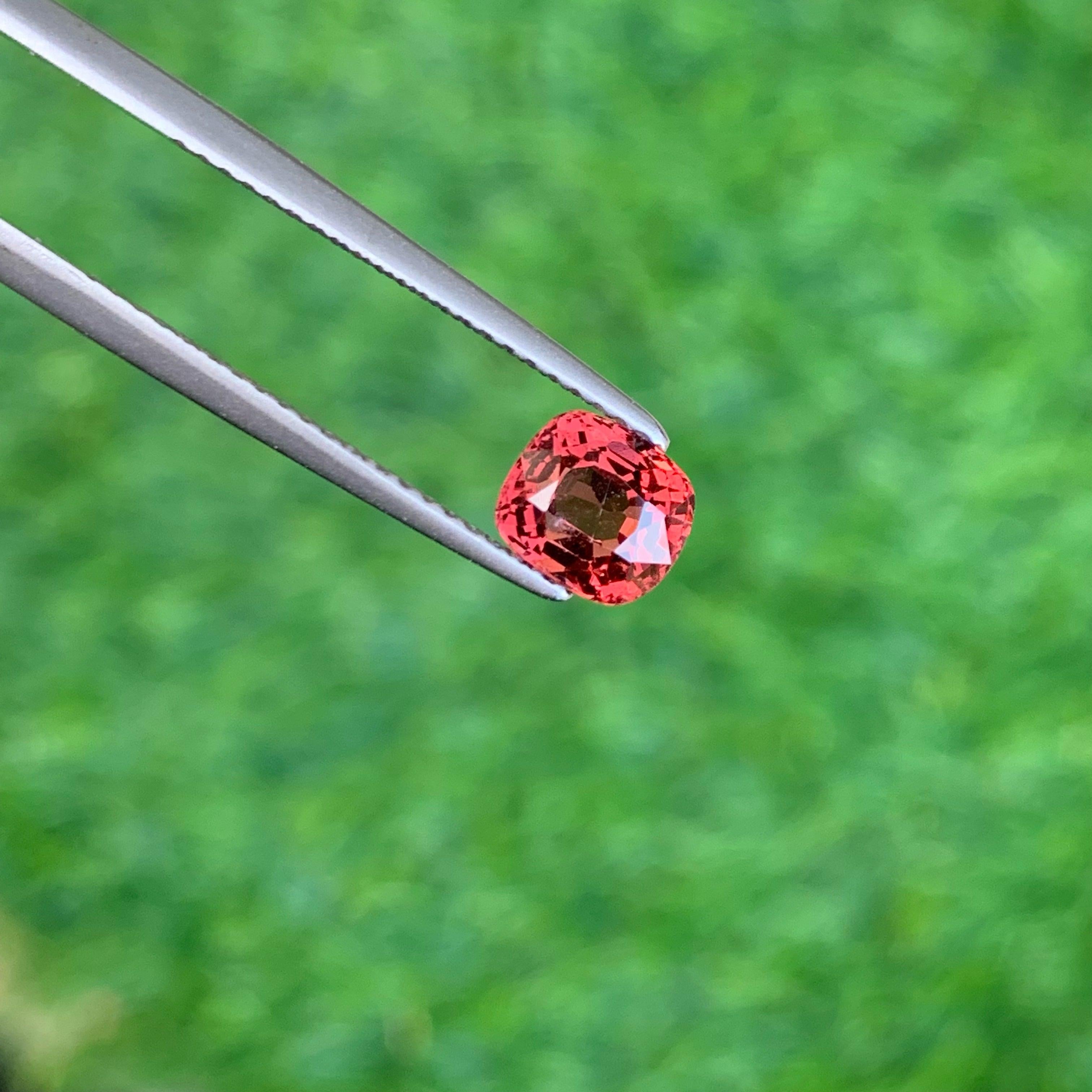 Taille coussin Majestueuse pierre prcieuse de spinelle rouge orange taille spinelle de 1,15 carat certifie AIG en vente