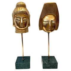 Majestosa coppia di maschere asiatiche in ottone patinato e marmo, stile Art Déco