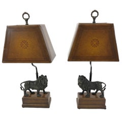 Majestueuse paire de lampes de table Lion en bronze avec abat-jour en cuir