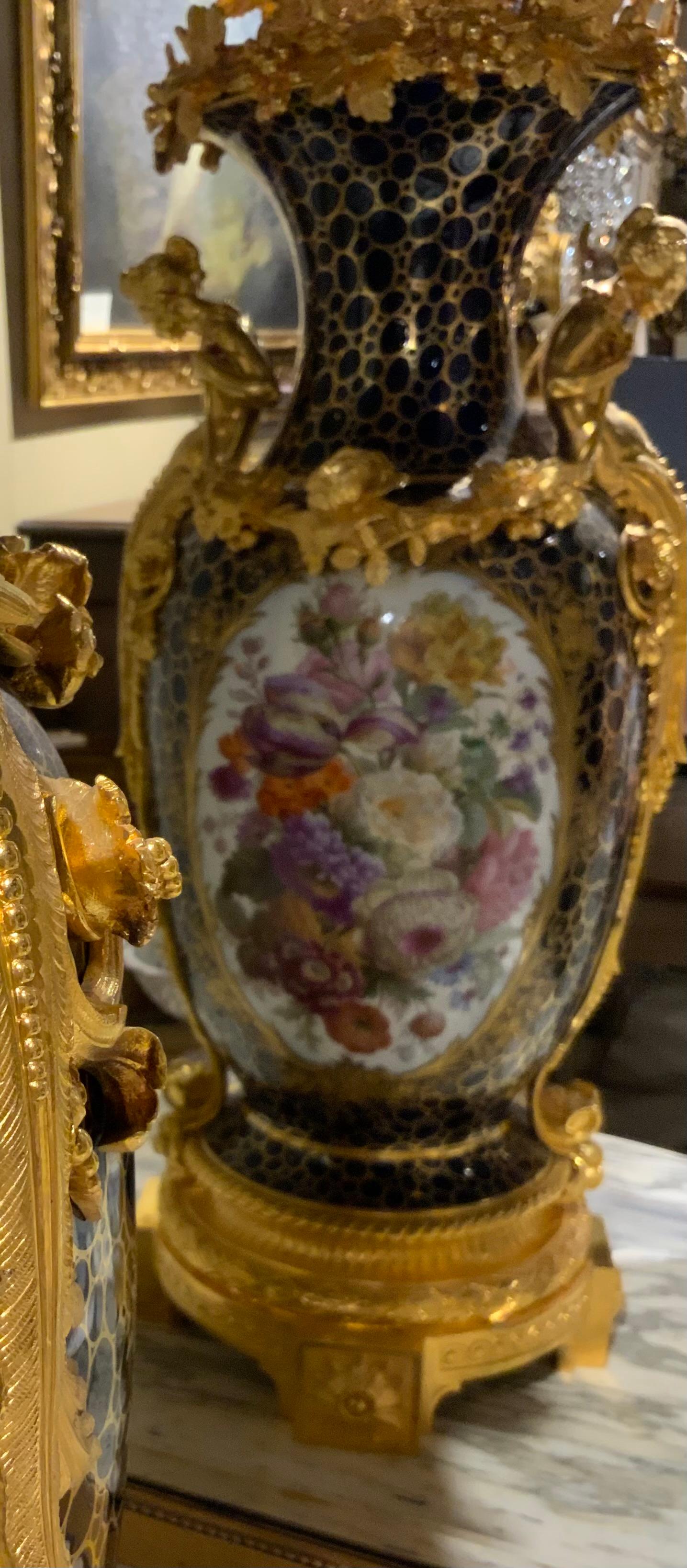 Majestic coppia di porcellane in stile Sèvres  e candelabri/garnitori in bronzo dorato in vendita 3