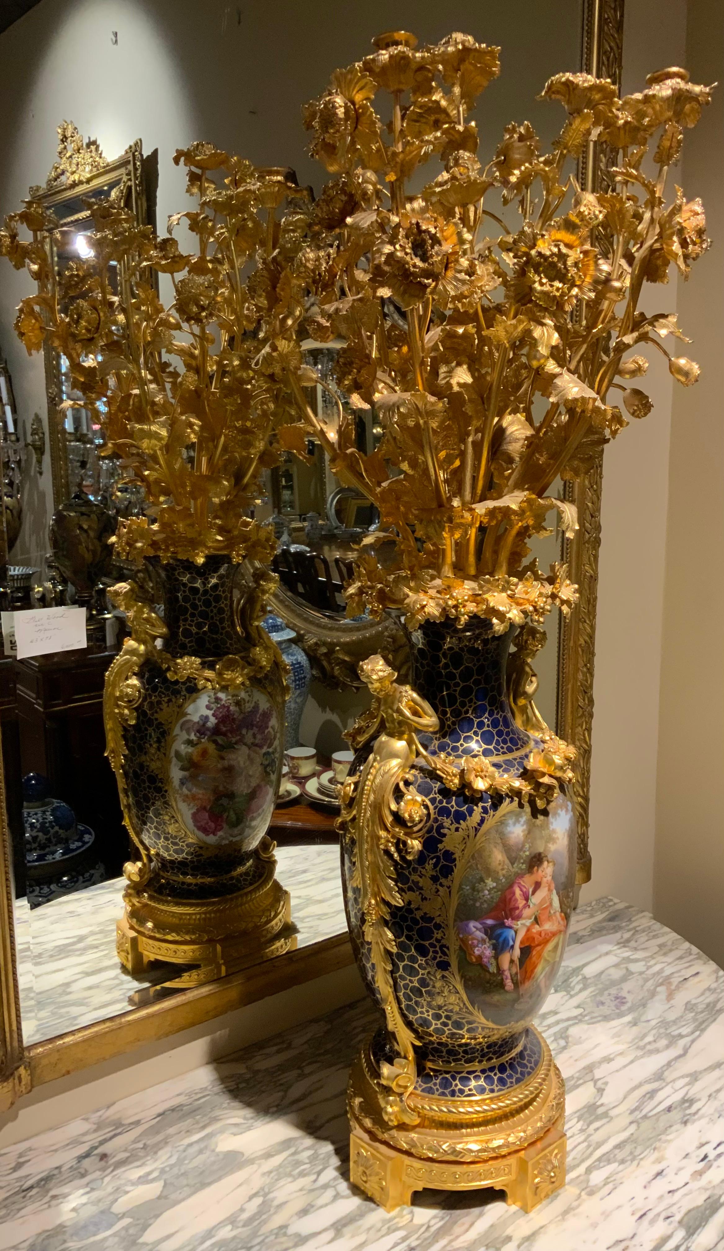Francese Majestic coppia di porcellane in stile Sèvres  e candelabri/garnitori in bronzo dorato in vendita