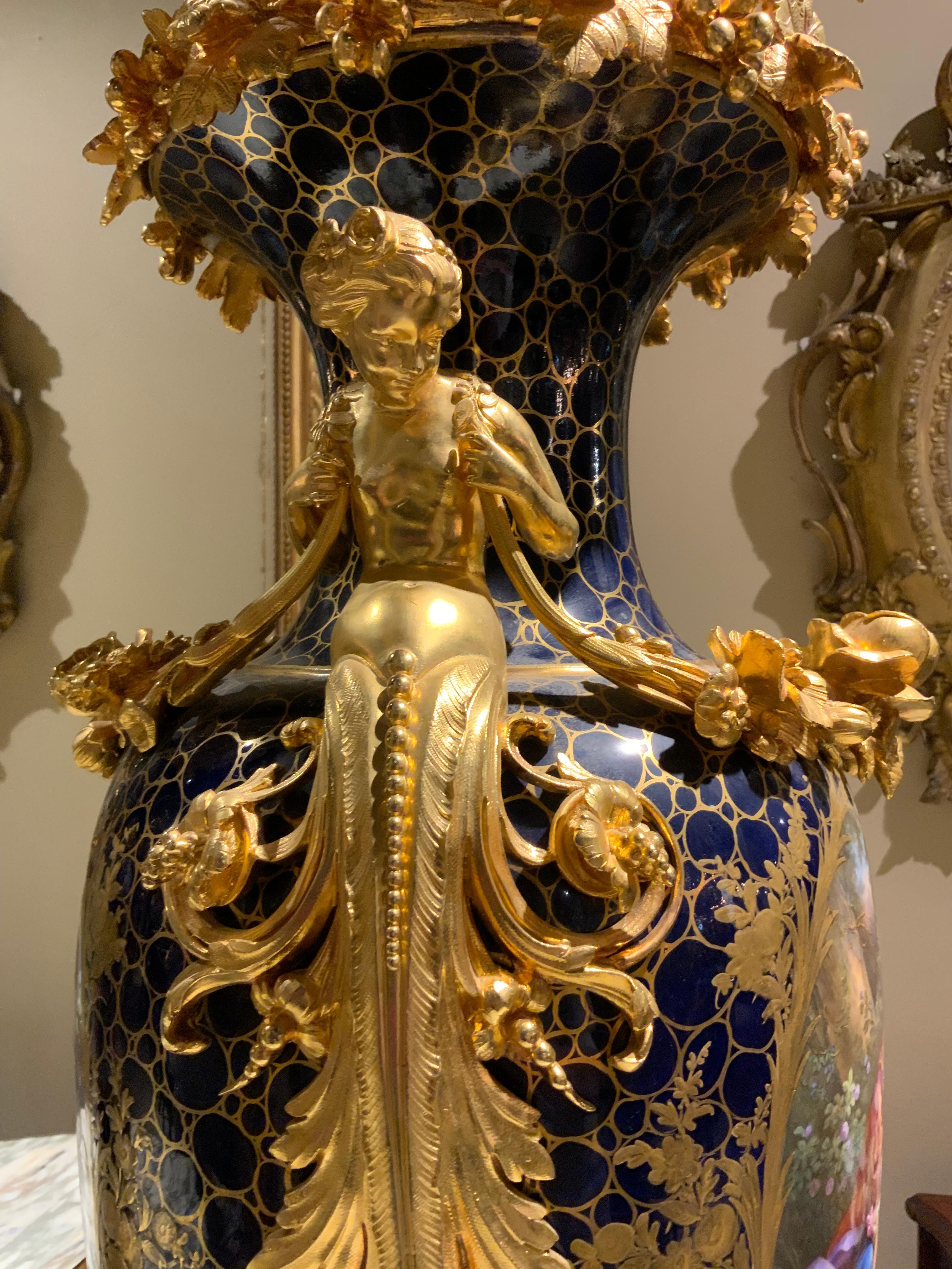 Dorato Majestic coppia di porcellane in stile Sèvres  e candelabri/garnitori in bronzo dorato in vendita