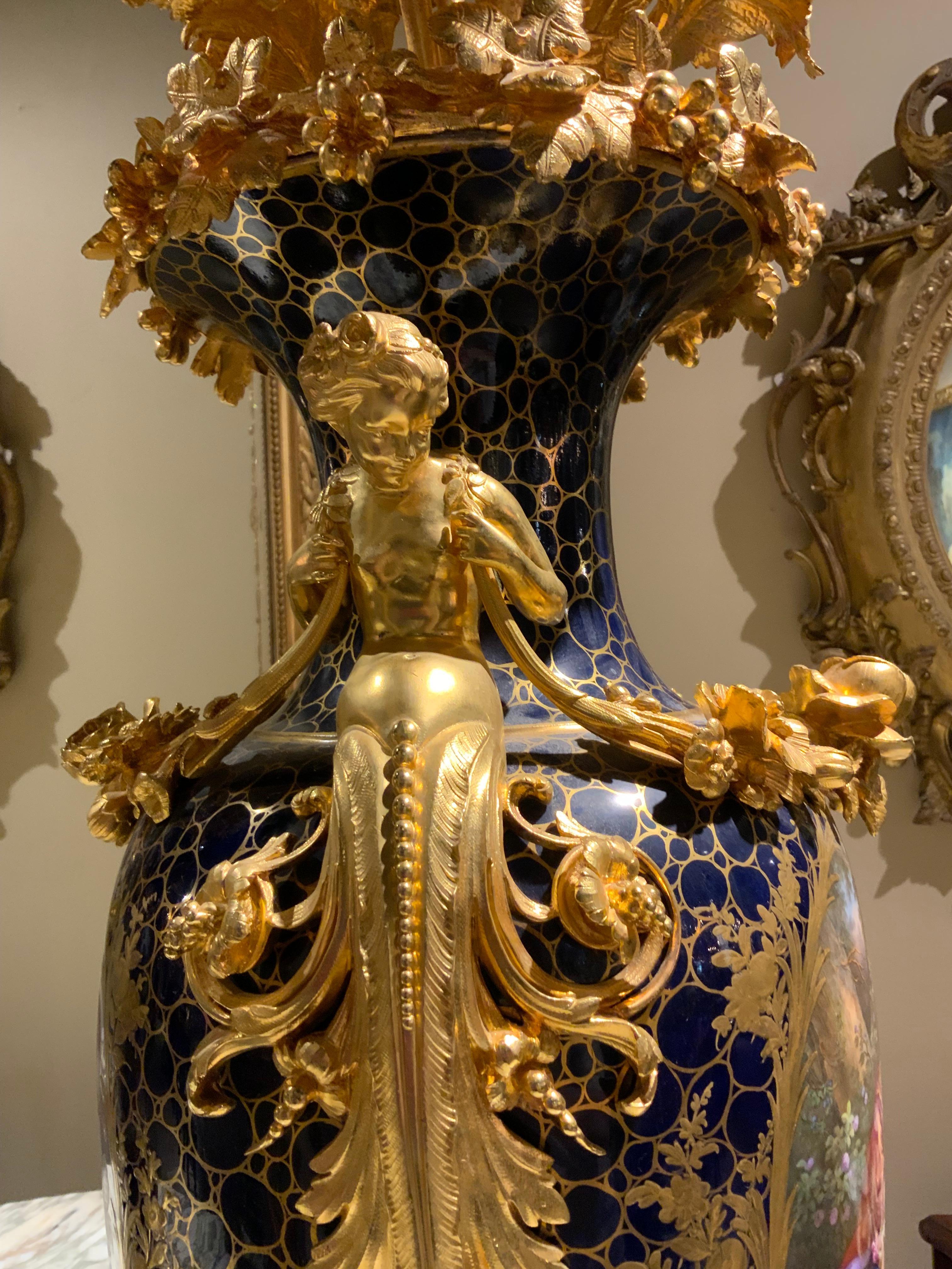 Majestic coppia di porcellane in stile Sèvres  e candelabri/garnitori in bronzo dorato In condizioni ottime in vendita a Houston, TX