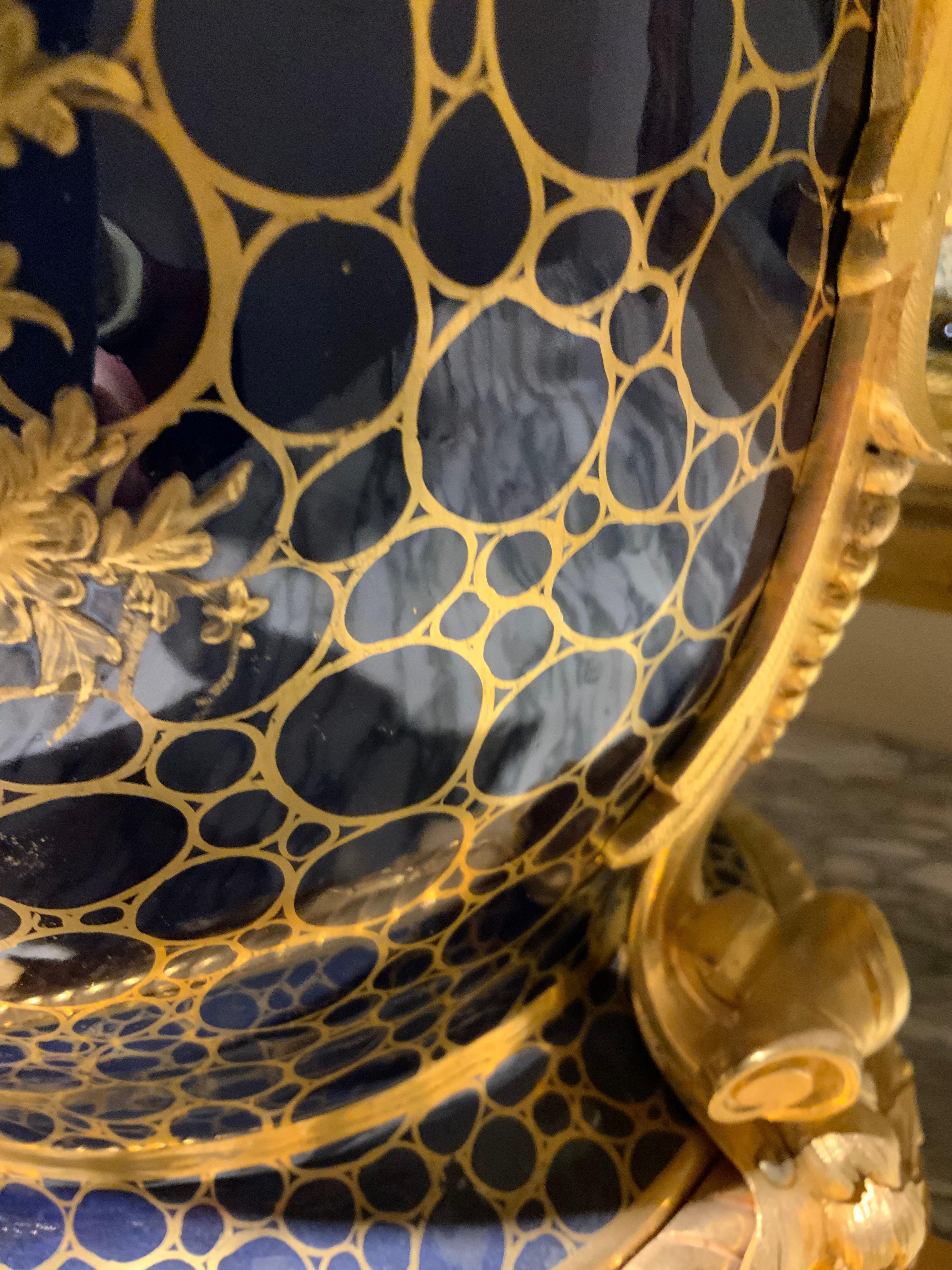 Majestic coppia di porcellane in stile Sèvres  e candelabri/garnitori in bronzo dorato in vendita 1