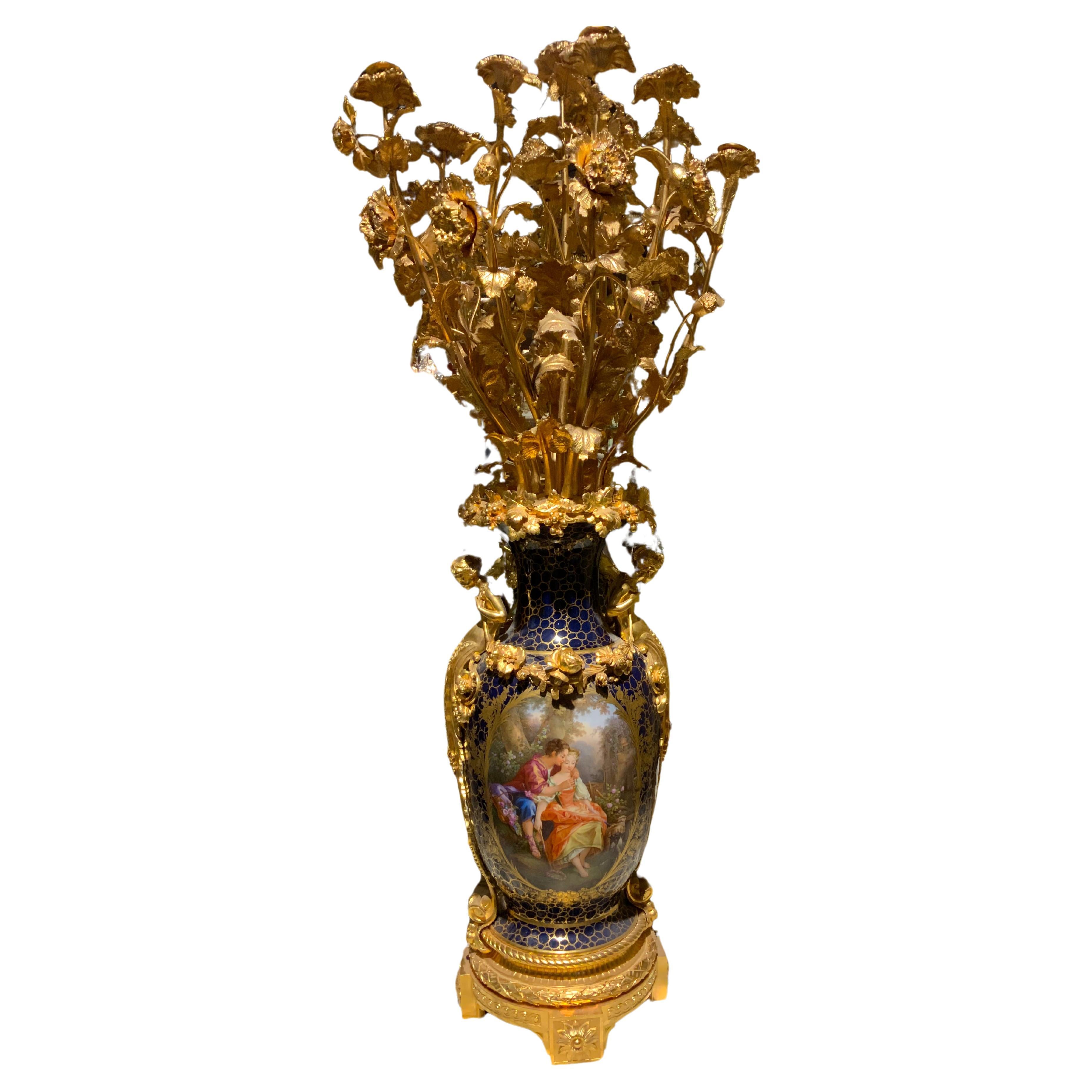Majestic coppia di porcellane in stile Sèvres  e candelabri/garnitori in bronzo dorato in vendita