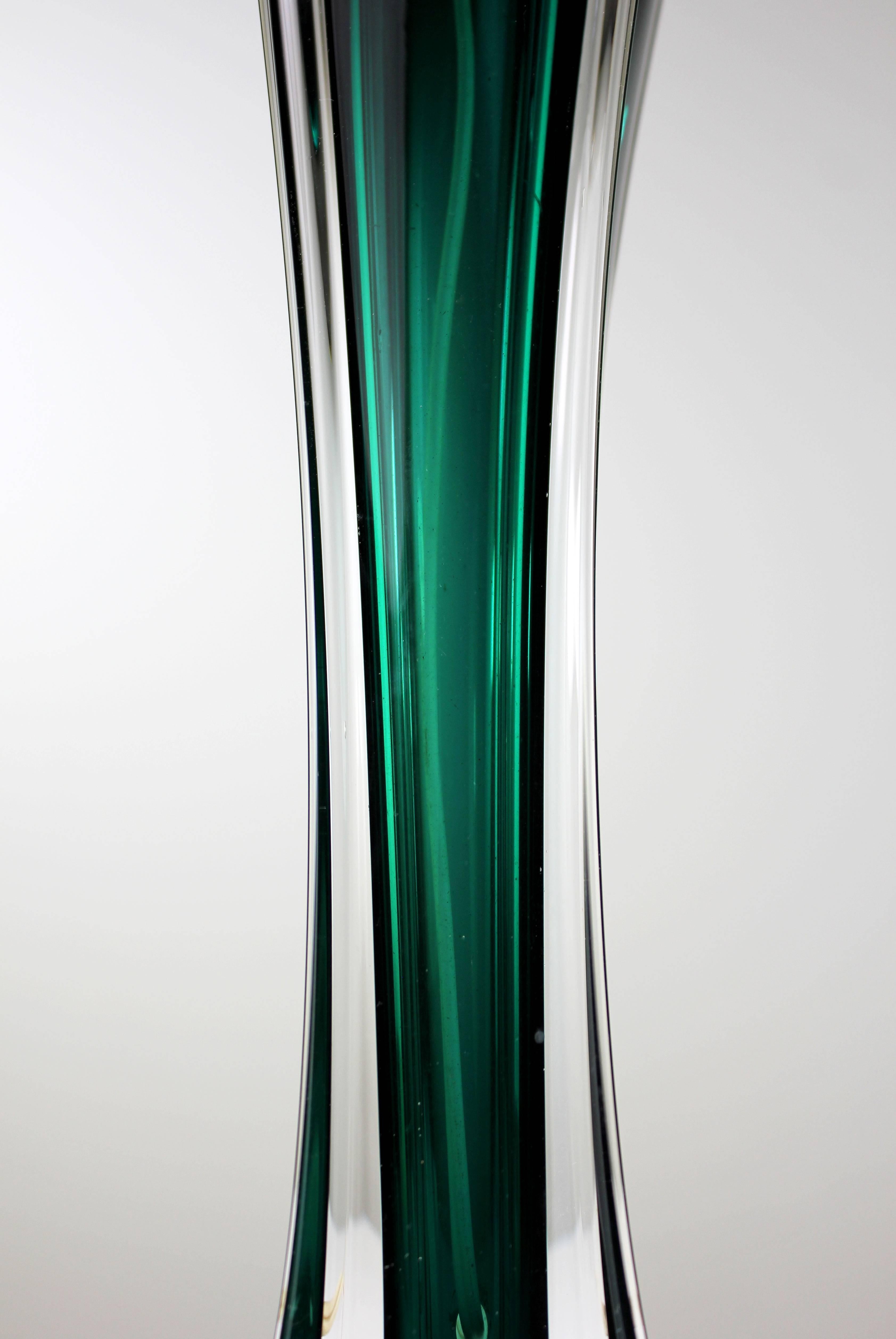 Majestic Swedish midentury modern Sommerso table lamp. Designed by Flygsfors' chief designer in the early 1950s, Paul Kedelv. Hour glass shaped deep forest green crystal encased in clear crystal with square base. Switch on original fitting for E27