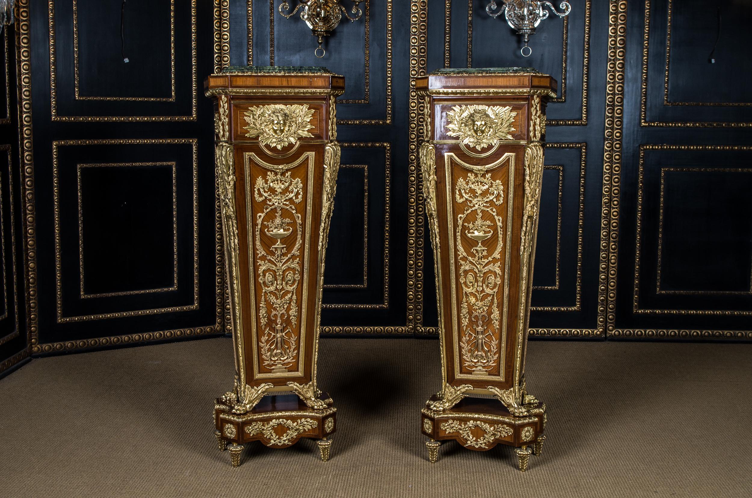 Various rosewood on solid softwood mirror-veneered. Decorated sides with panelled parquet with lattice-shaped, openwork, wide brass strips. Cover plate with tiered veined marble. Conical corpus in lion's paws ending in a three-sided plinth ending in