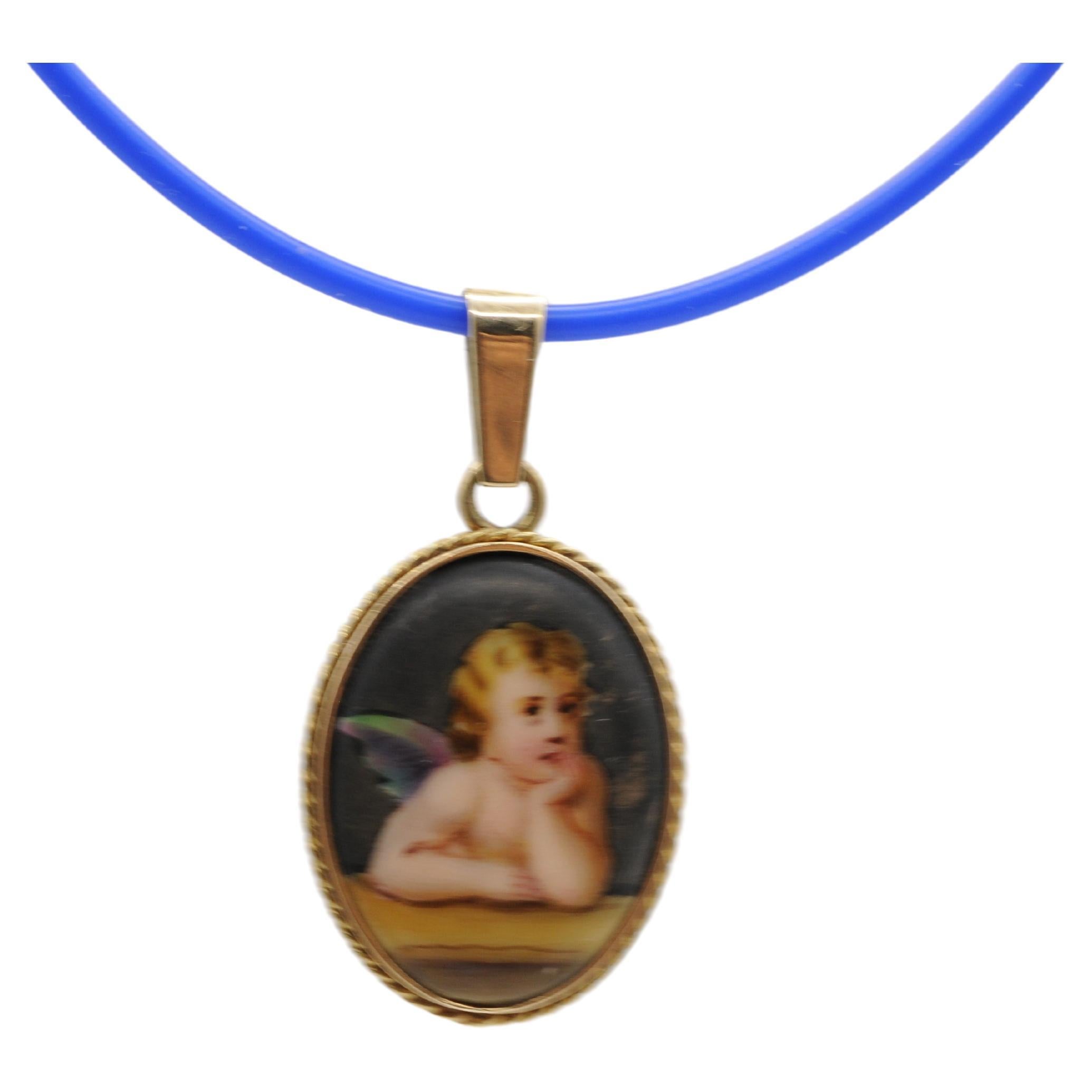 majestic pendant made of 14k yellow gold porcelain In Good Condition For Sale In Berlin, BE