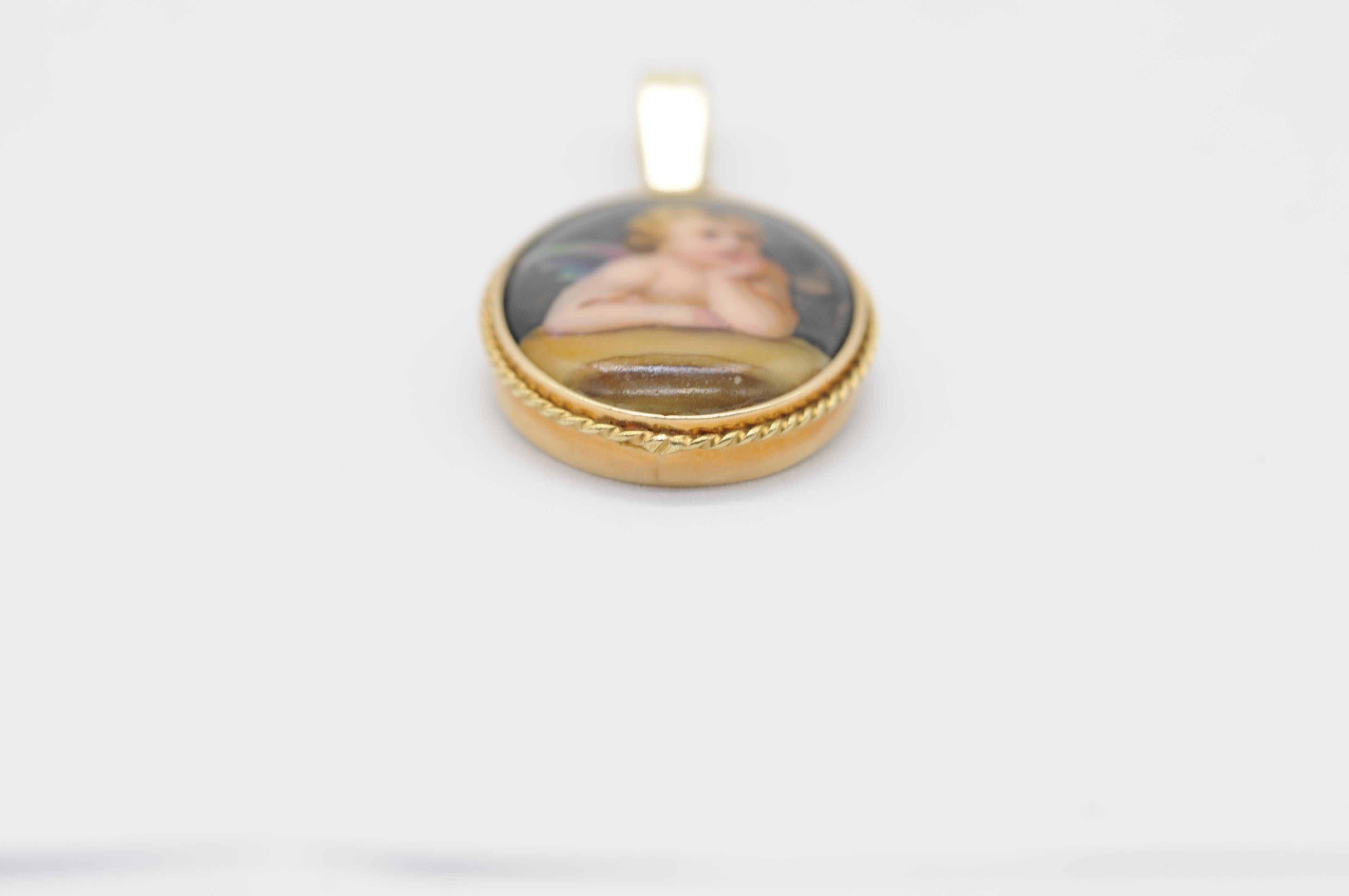 Women's or Men's majestic pendant made of 14k yellow gold porcelain For Sale