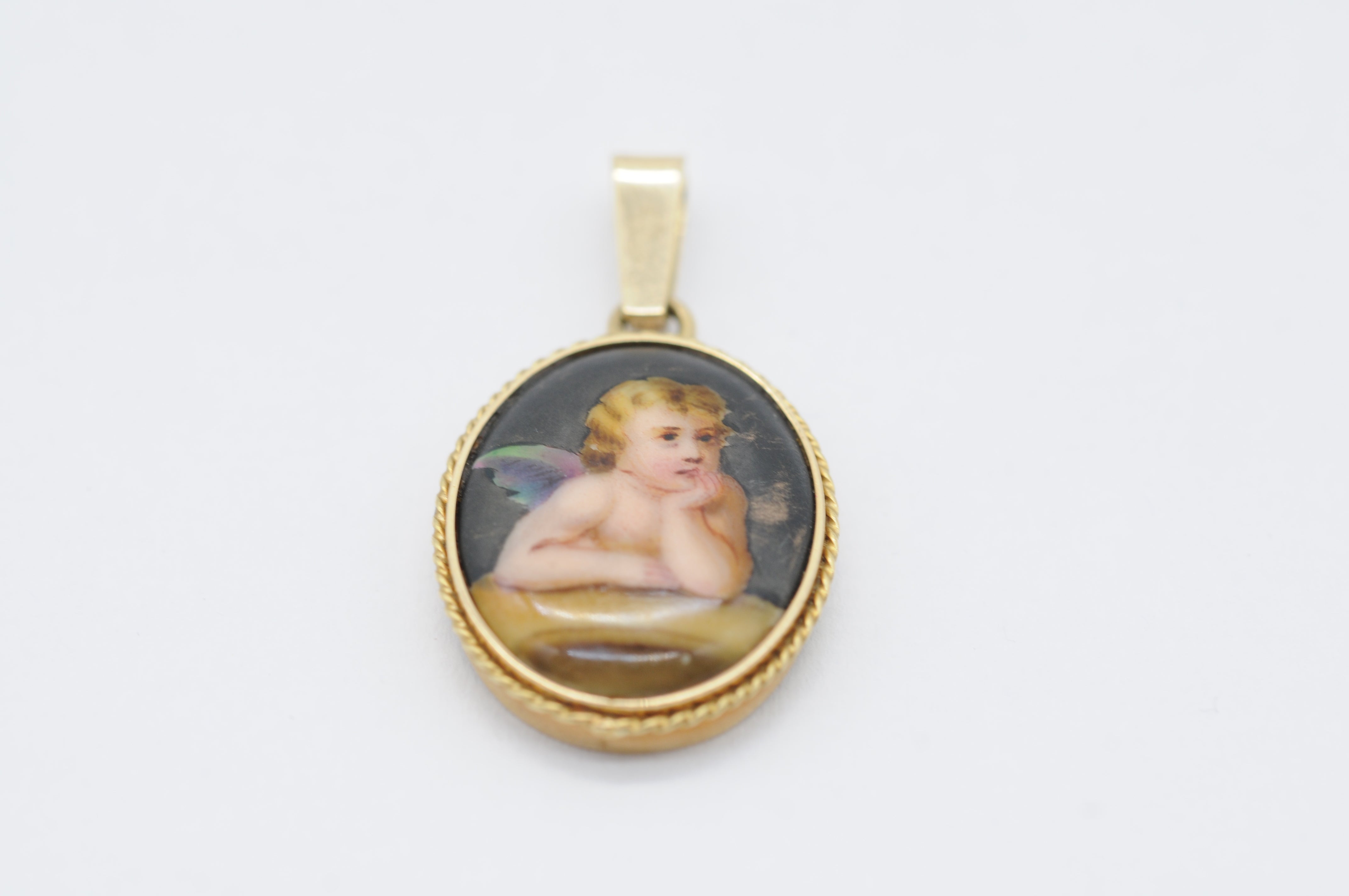 majestic pendant made of 14k yellow gold porcelain For Sale 4