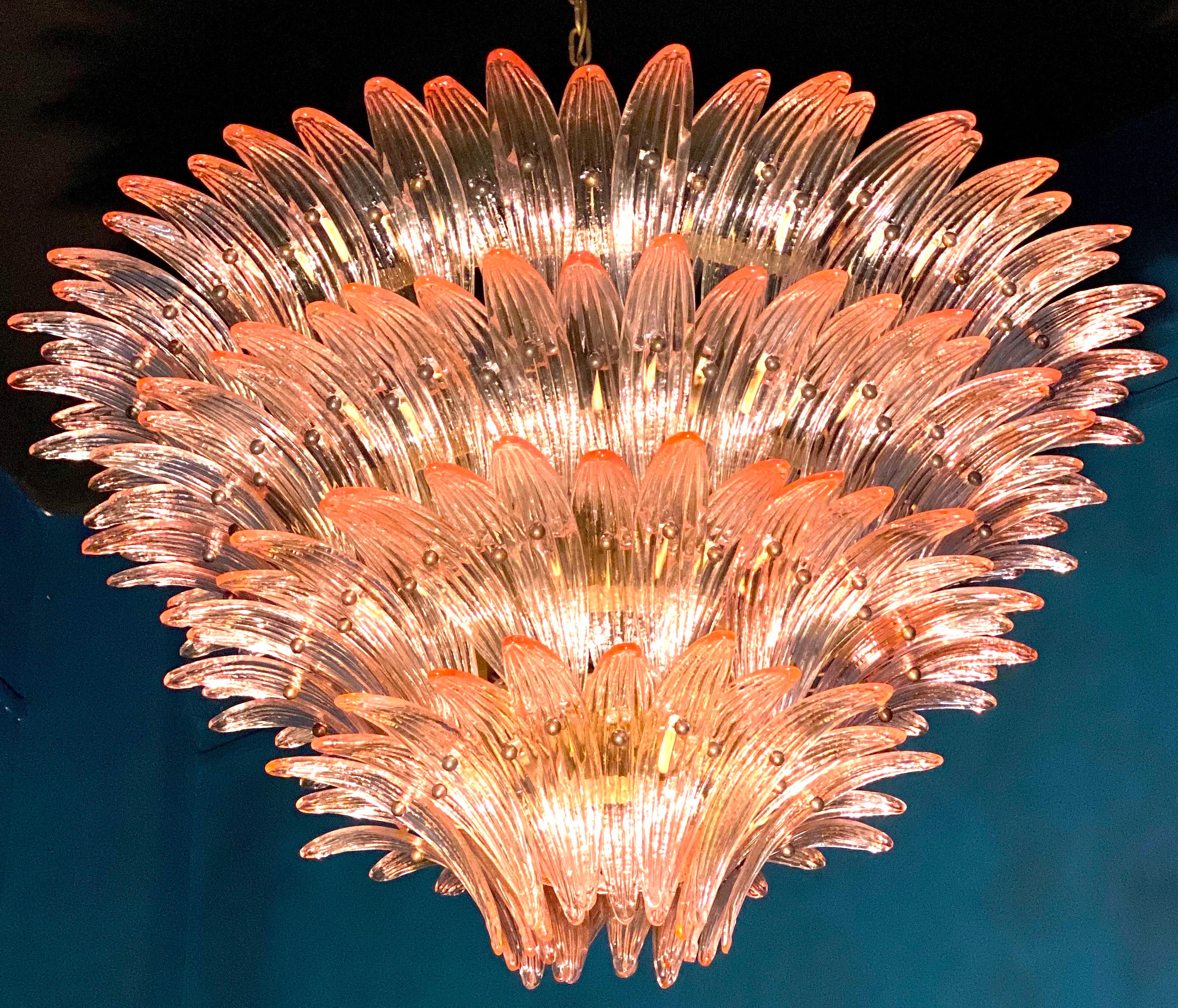 Lampadario a palmette di Murano rosa Majestic e  3 lampade a incasso