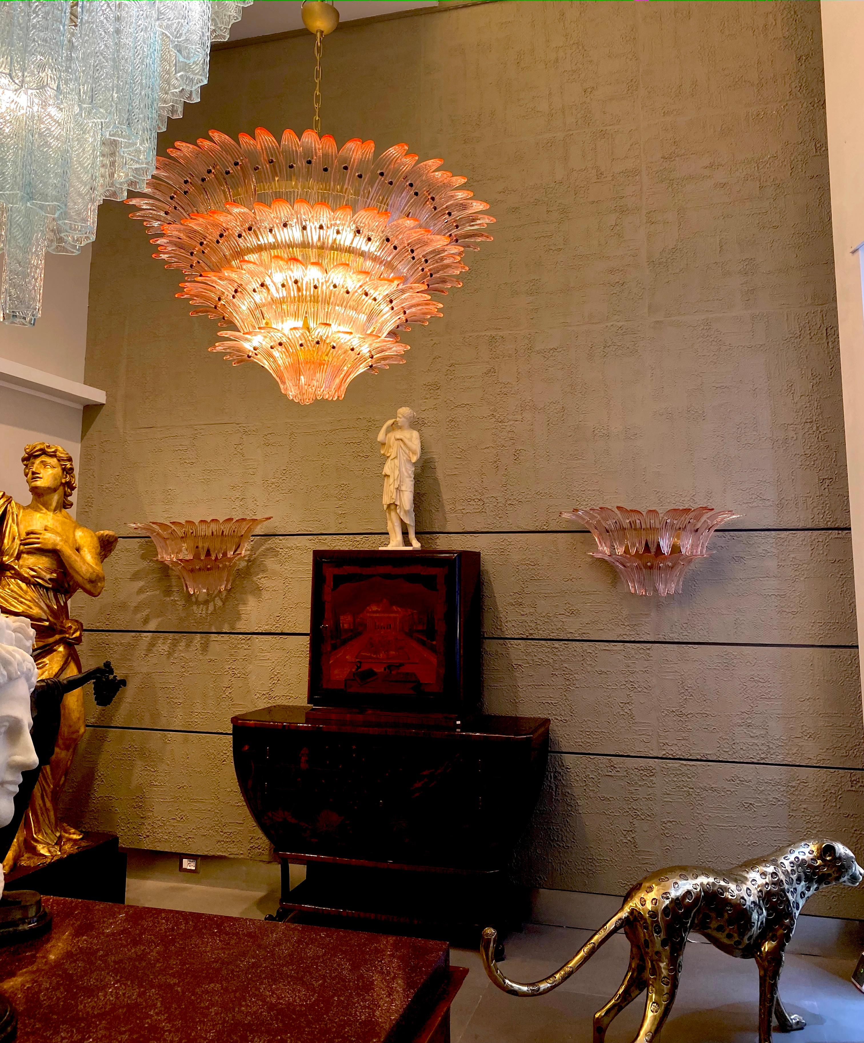 Hervorragender rosafarbener Palmette-Kronleuchter aus Murano-Glas mit 163 kostbaren Gläsern auf vier Ebenen.
Goldfarbener Metallrahmen.
Erhältlich auch ein Paar und ein Paar von Wandleuchten.
12 Glühbirnen, Größe E27
Abmessungen: 55,10 Zoll (140 cm)