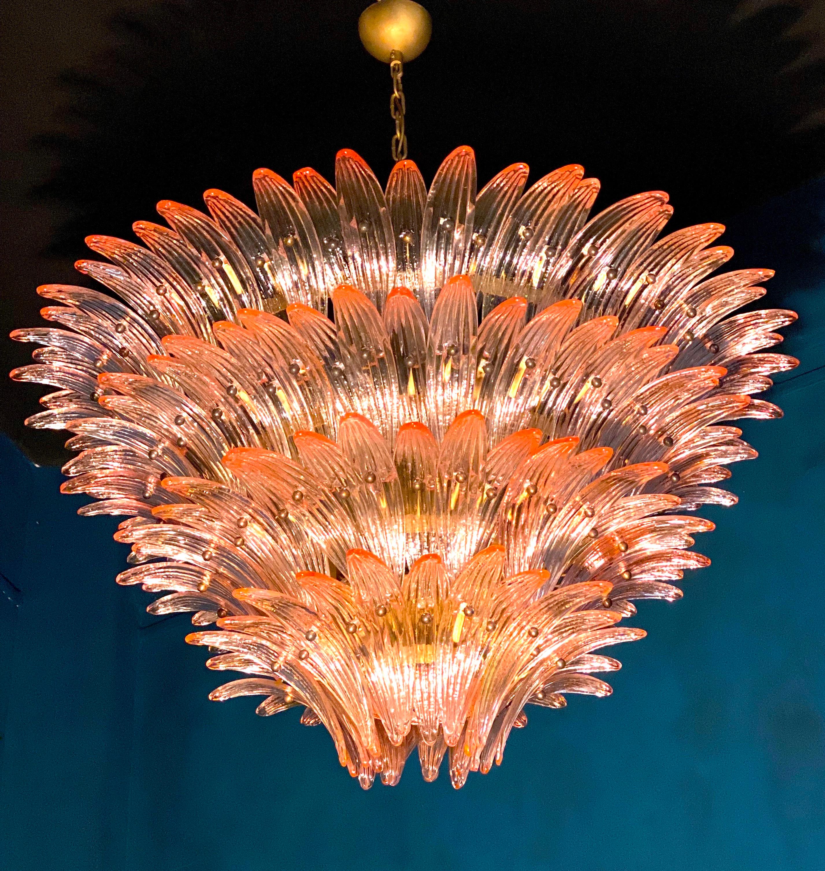 Hervorragender rosafarbener Palmette-Kronleuchter aus Murano-Glas mit 163 kostbaren Gläsern auf vier Ebenen.
Goldfarbener Metallrahmen.
Erhältlich auch ein Paar und ein Paar von Wandleuchten.
12 Glühbirnen, Größe E27
Abmessungen: 55,10 Zoll (140 cm)