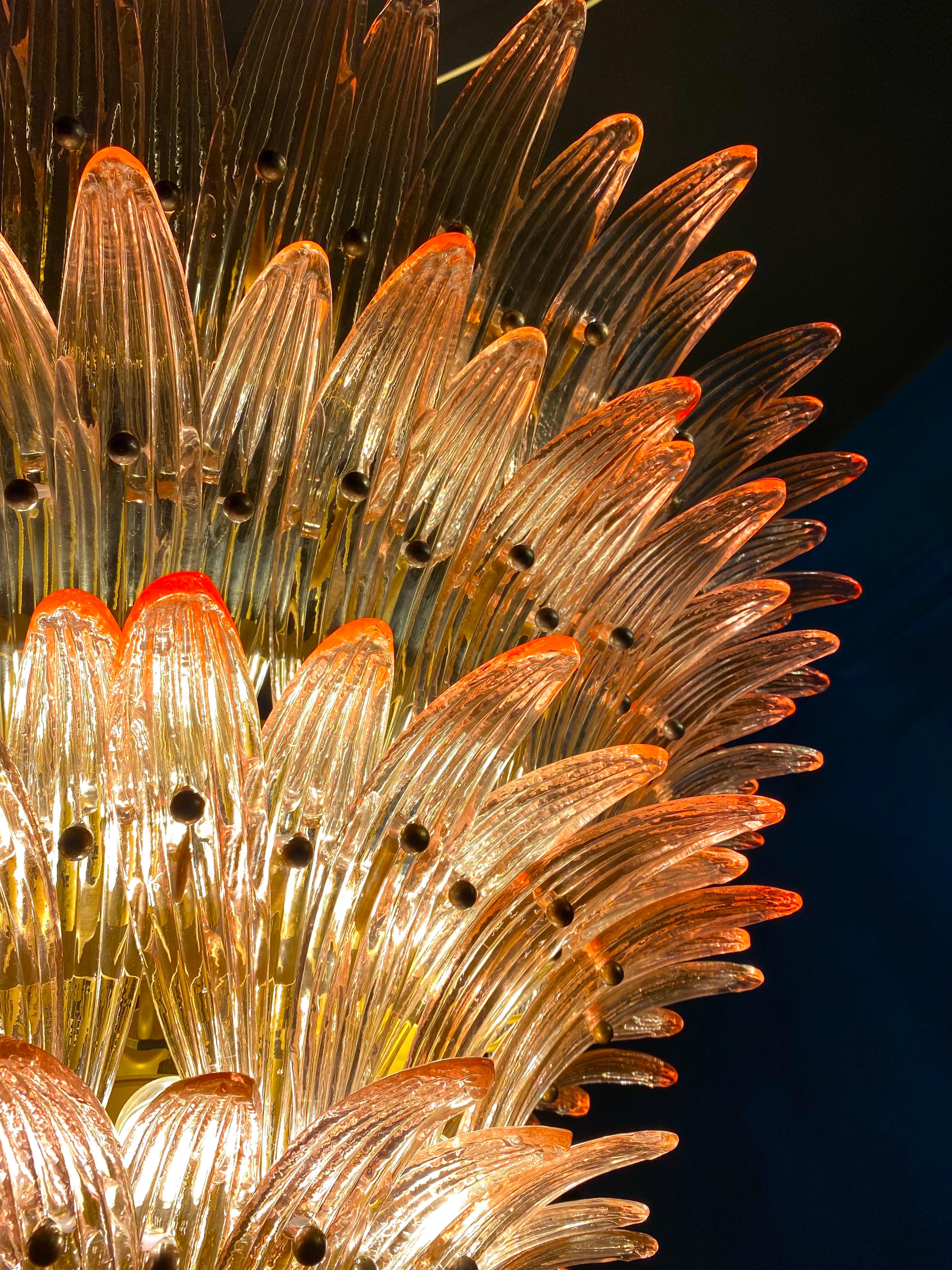 italien Majestueux lustre à palmettes roses de Murano en vente