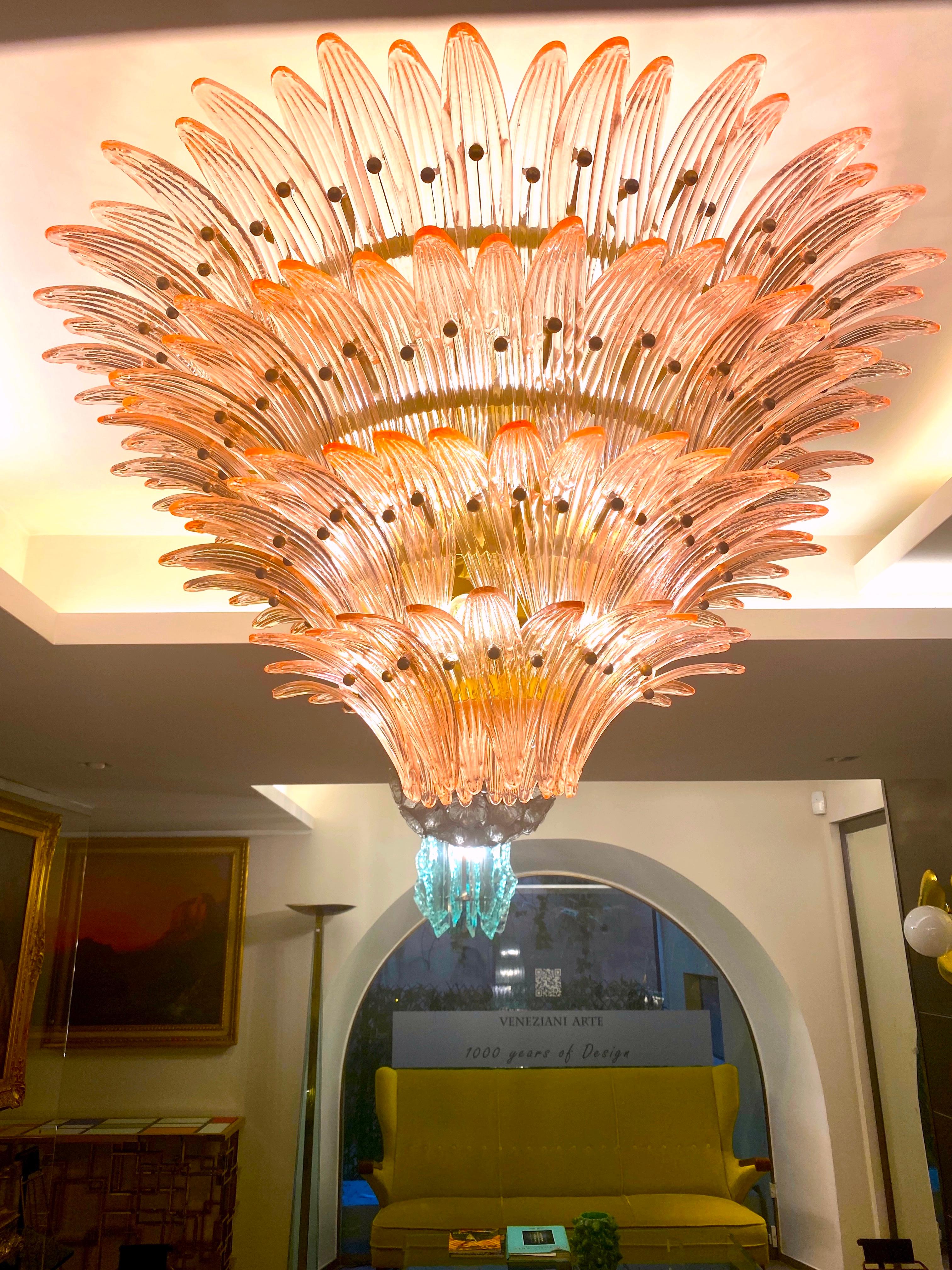 Majestic Pink Murano Palmette Chandelier In Excellent Condition For Sale In Rome, IT