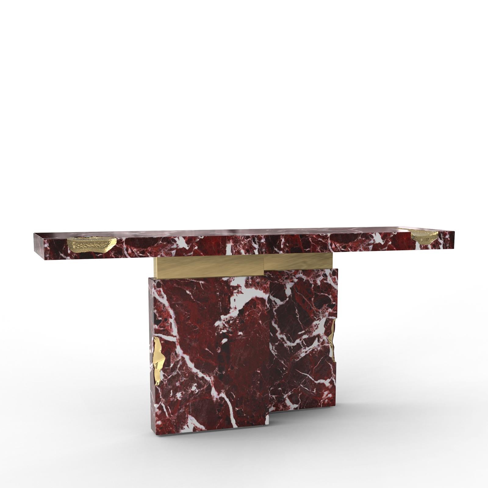 Mesa Consola Rojo Majestuoso con levanto rojo 
mármol, tallado y pulido. Con sólido pulido 
latón y con detalles de latón macizo martillado en
el tablero de la consola.