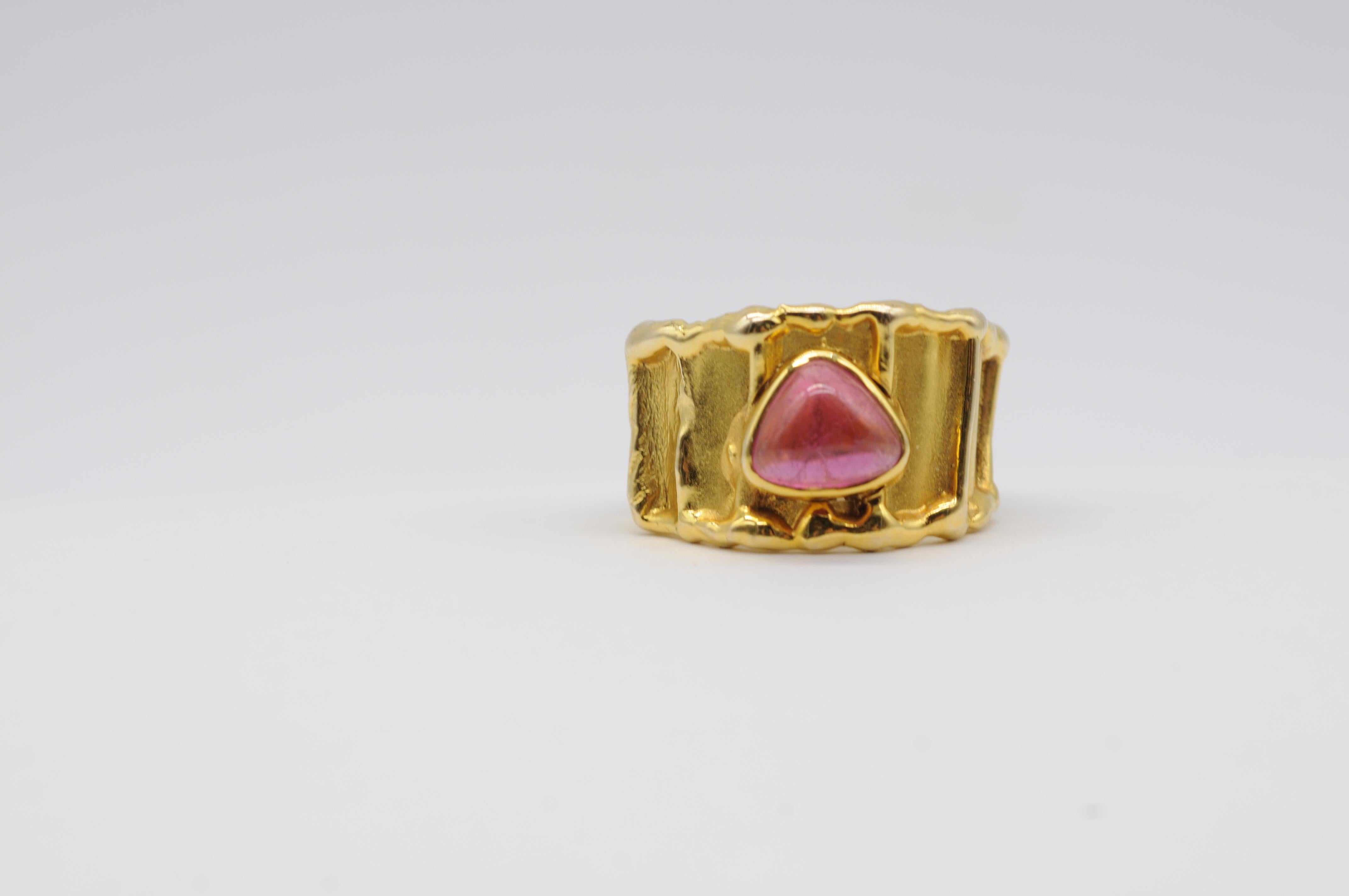 Aesthetic Movement Majestic red Tourmaline ring in 14k yellow gold For Sale