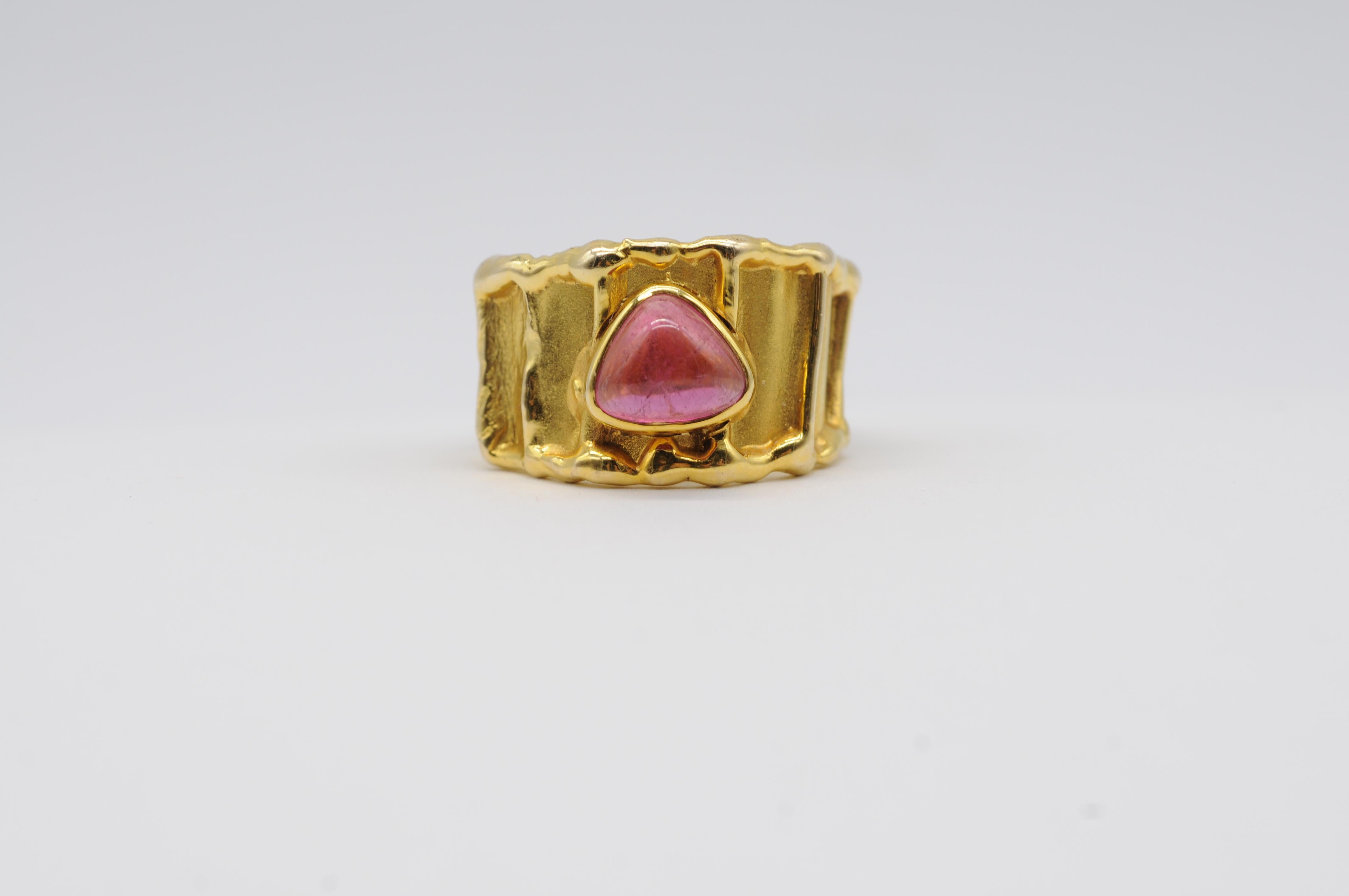 Majestic red Tourmaline ring in 14k yellow gold In Good Condition For Sale In Berlin, BE