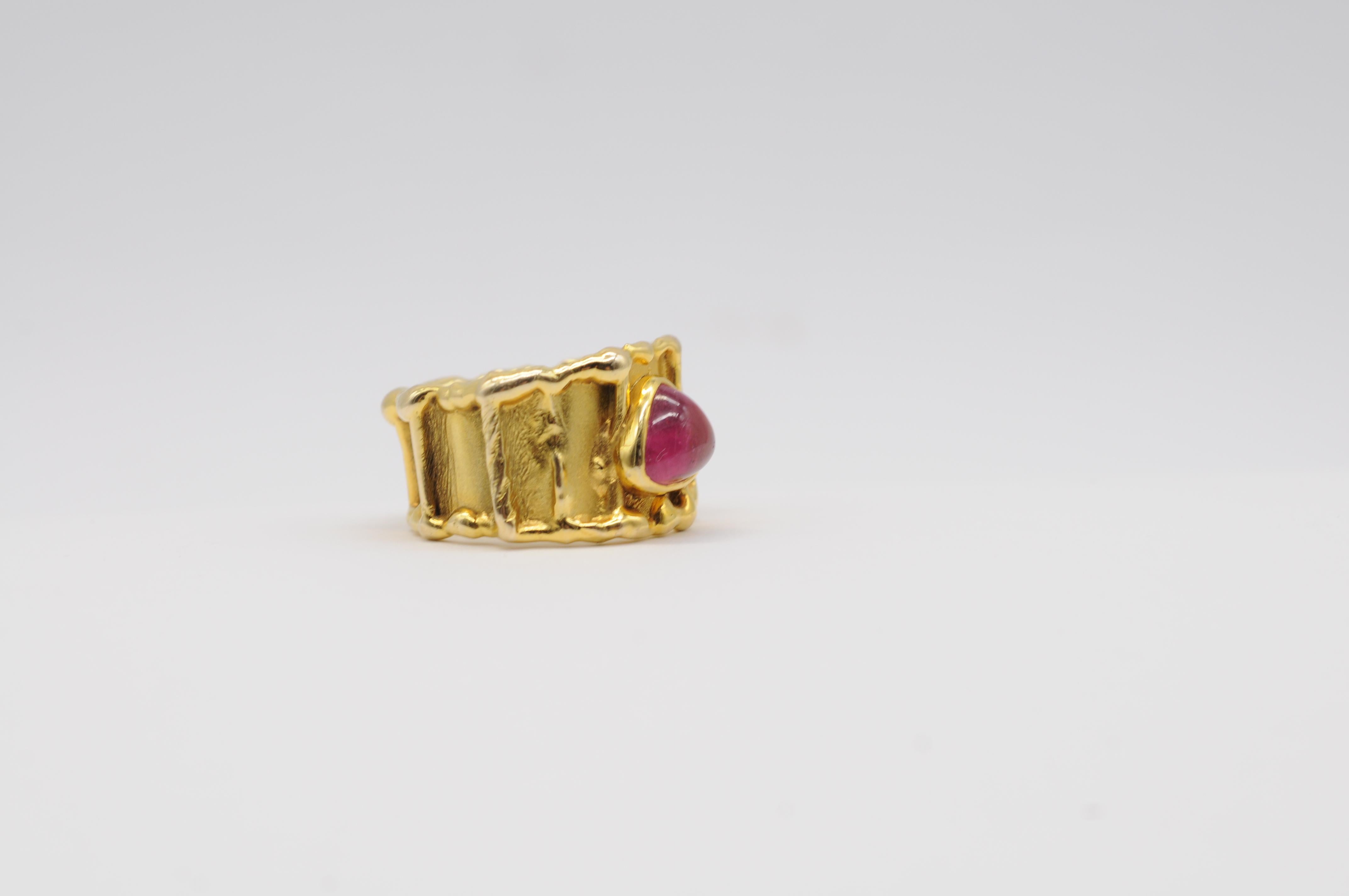 Majestic red Tourmaline ring in 14k yellow gold For Sale 1