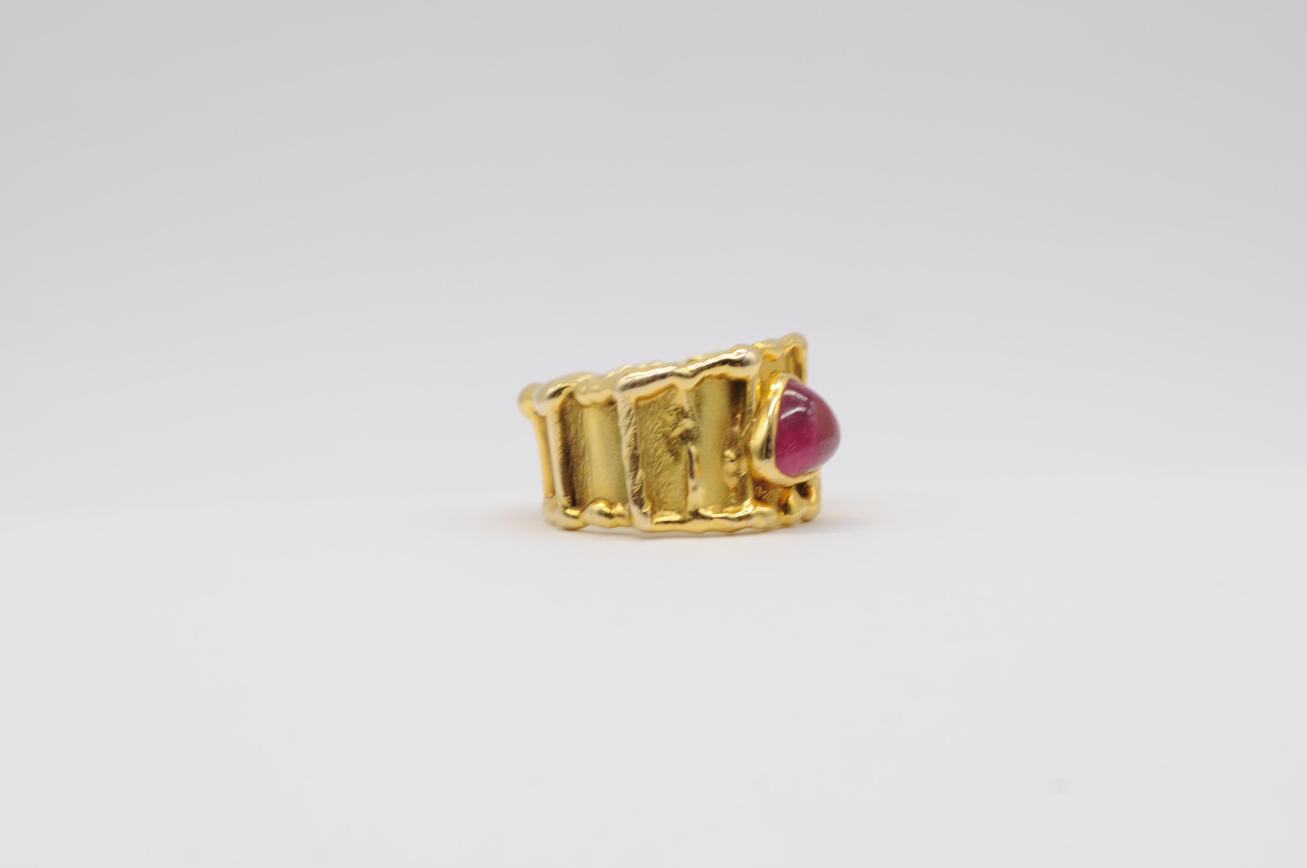 Majestic red Tourmaline ring in 14k yellow gold For Sale 2