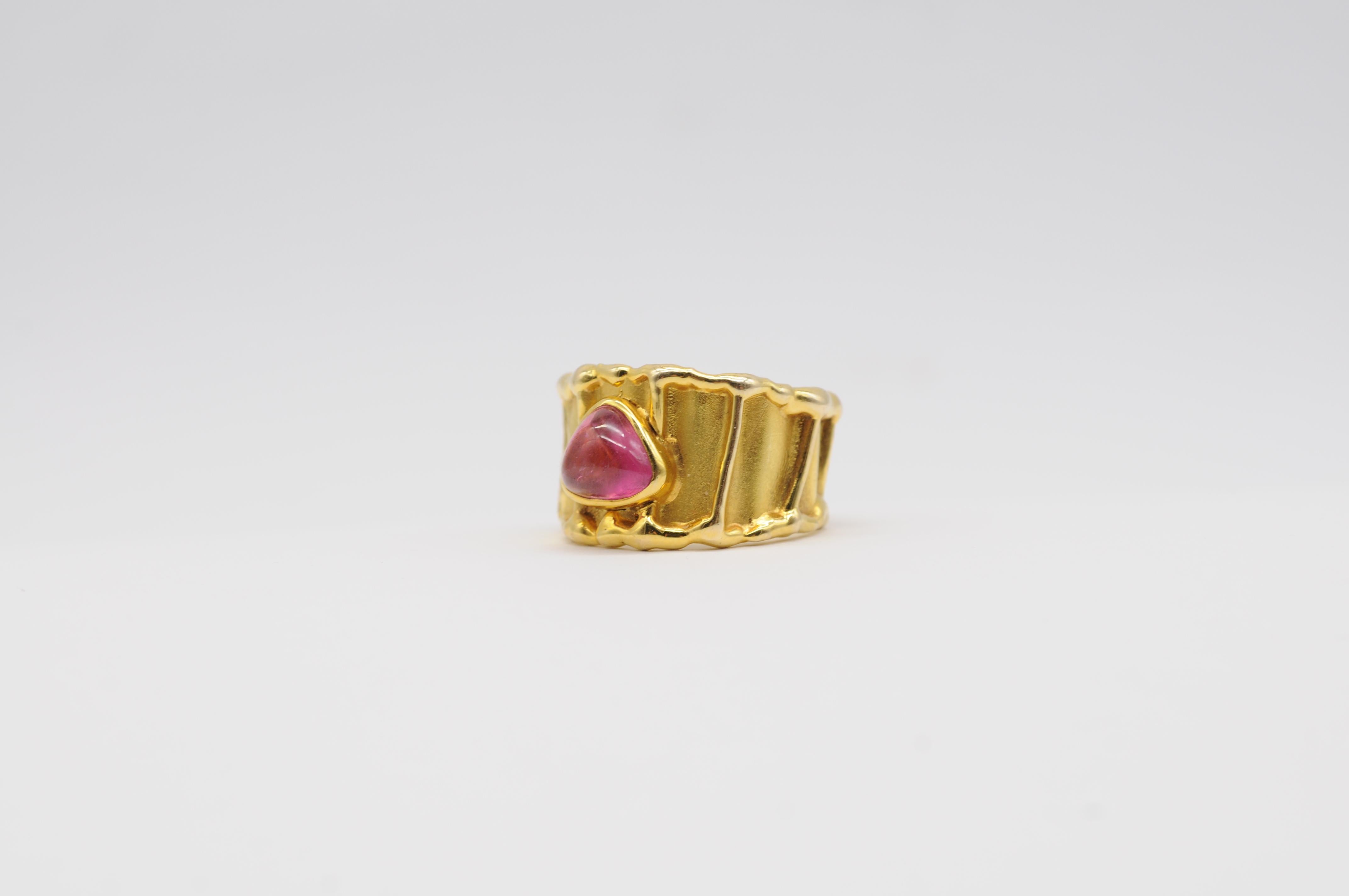 Majestic red Tourmaline ring in 14k yellow gold For Sale 3