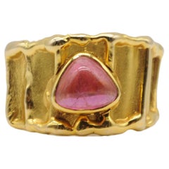 Majestueuse bague tourmaline rouge en or jaune 14 carats