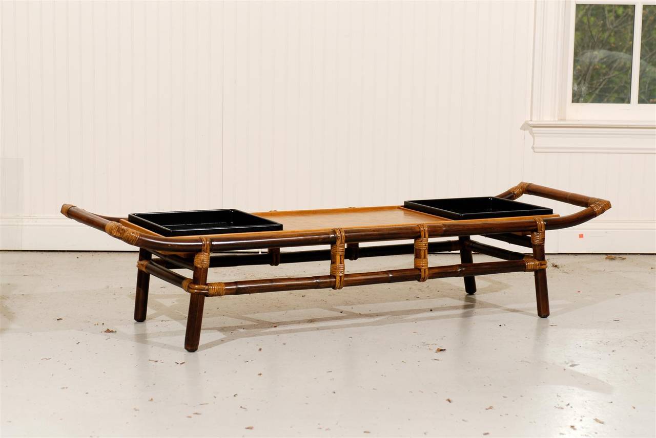 Questo magnifico tavolino viene spedito come fotografato e descritto nell'inserzione: meticolosamente restaurato e pronto per l'installazione.

Uno squisito tavolino o panca a forma di Pagoda, meticolosamente restaurato, di Ficks Reed, del 1954