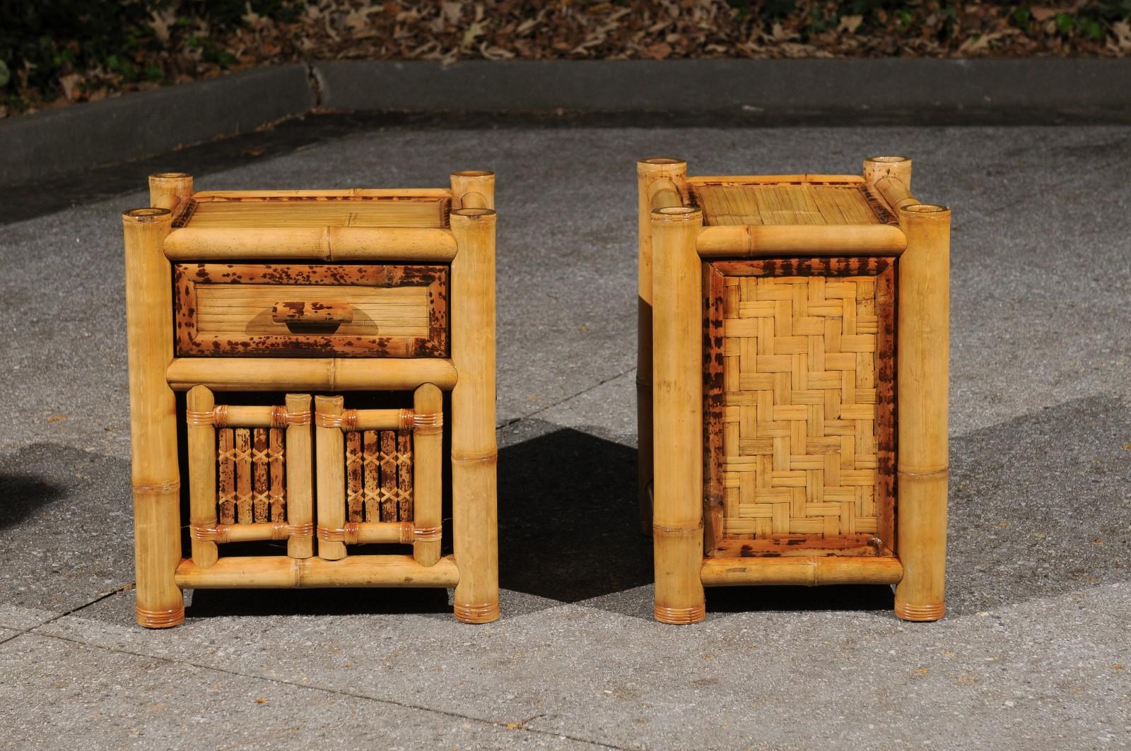 Fin du 20e siècle Majestueuse paire de petits coffres pagodes en bambou restaurés, par Budji Layug, vers 1980 en vente