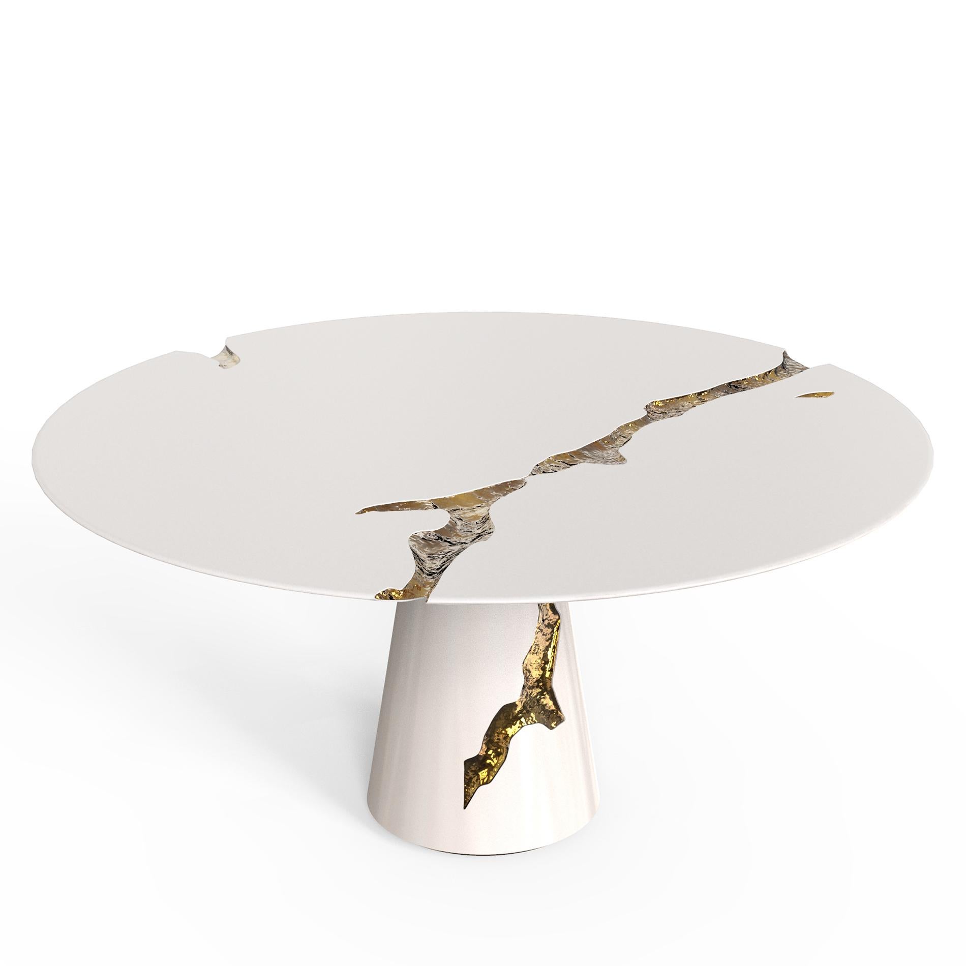 Table à manger ronde majestueuse blanche en bois d'acajou
en finition laquée blanche. Le dessus et la base sont sculptés à la main
pièces décorées de feuilles en laiton poli fabriquées à la main.
Disponible également en finition laquée noire.