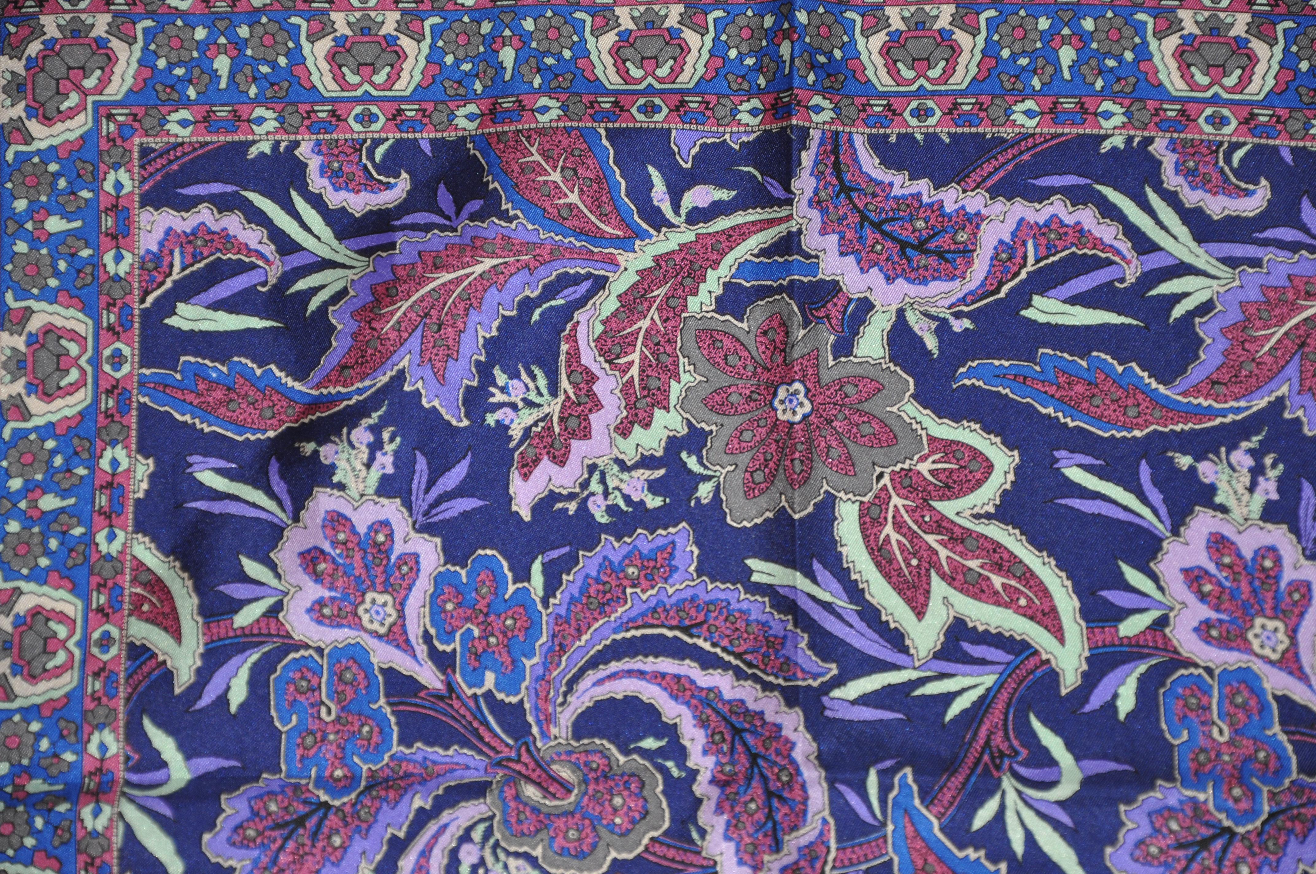 Bleu Majestic Royal Blue Floral Silk Handkerchief (Mouchoir en soie à fleurs) en vente