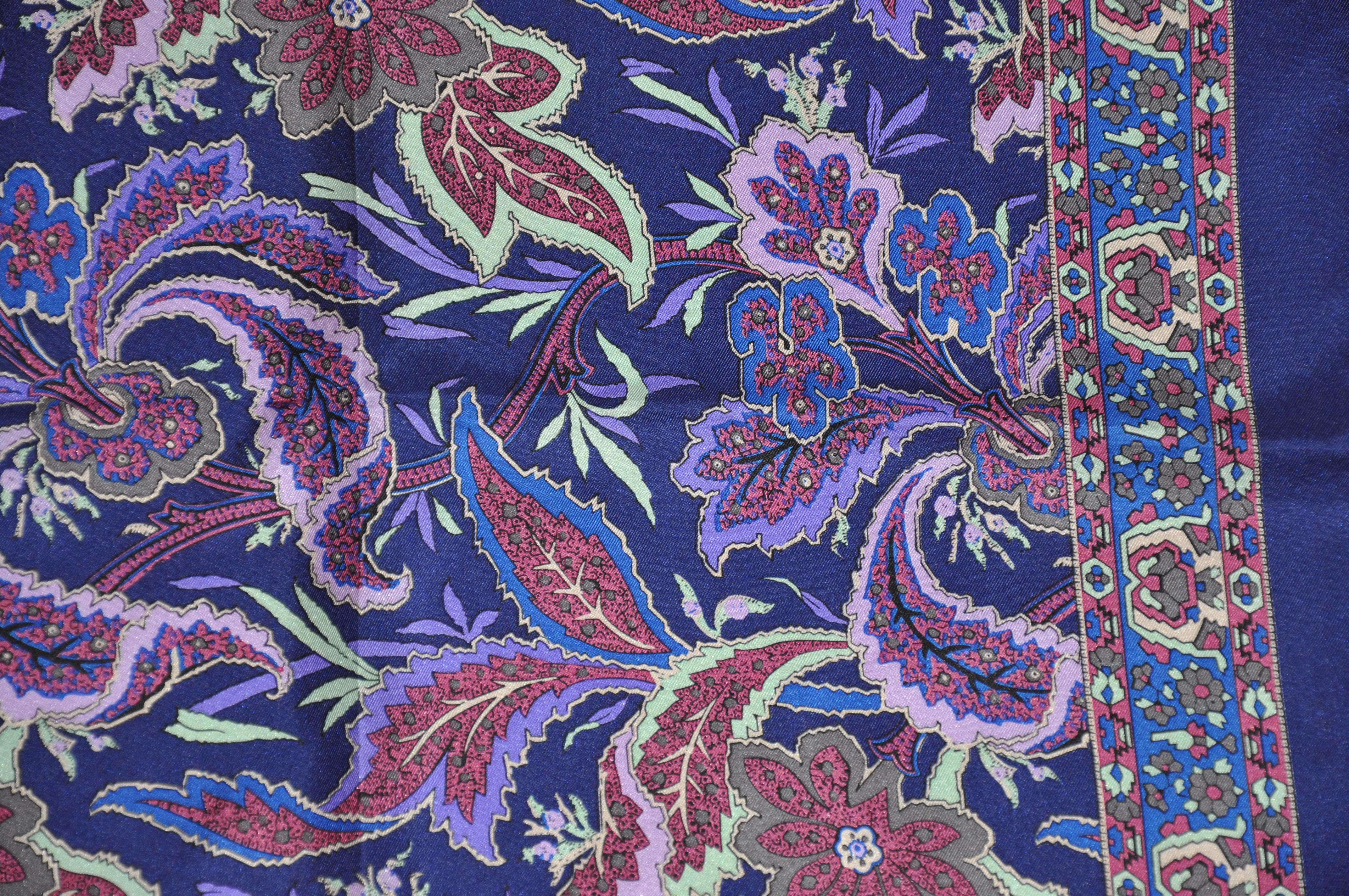Majestic Royal Blue Floral Silk Handkerchief (Mouchoir en soie à fleurs) Unisexe en vente