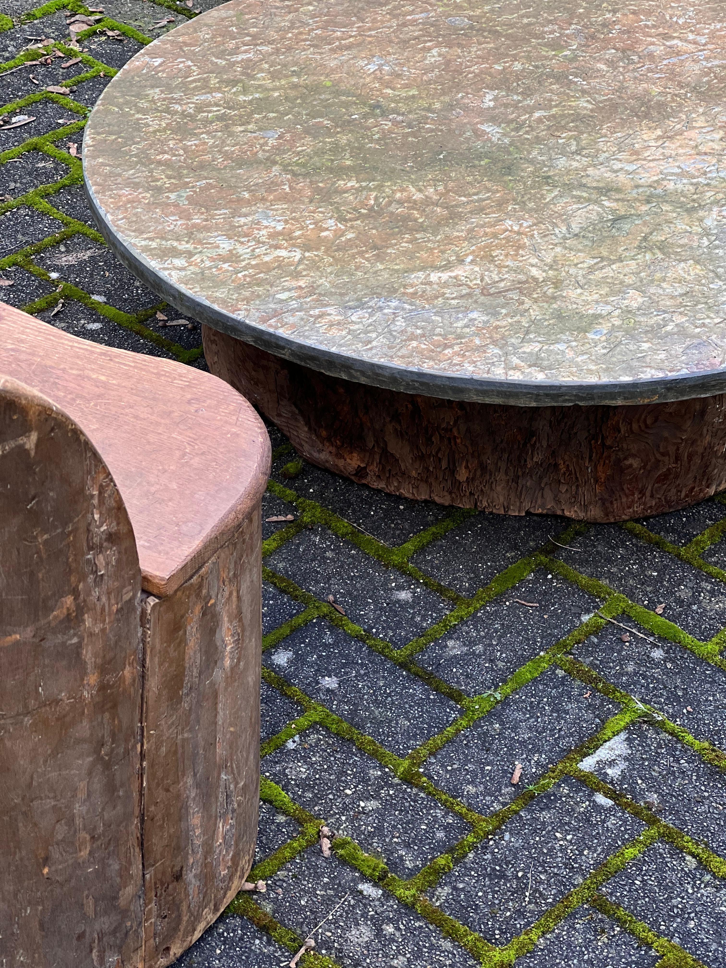 Majestueuse table basse Schist Fossil Stone, base en bois japonaise ancienne. Une pièce unique. 2