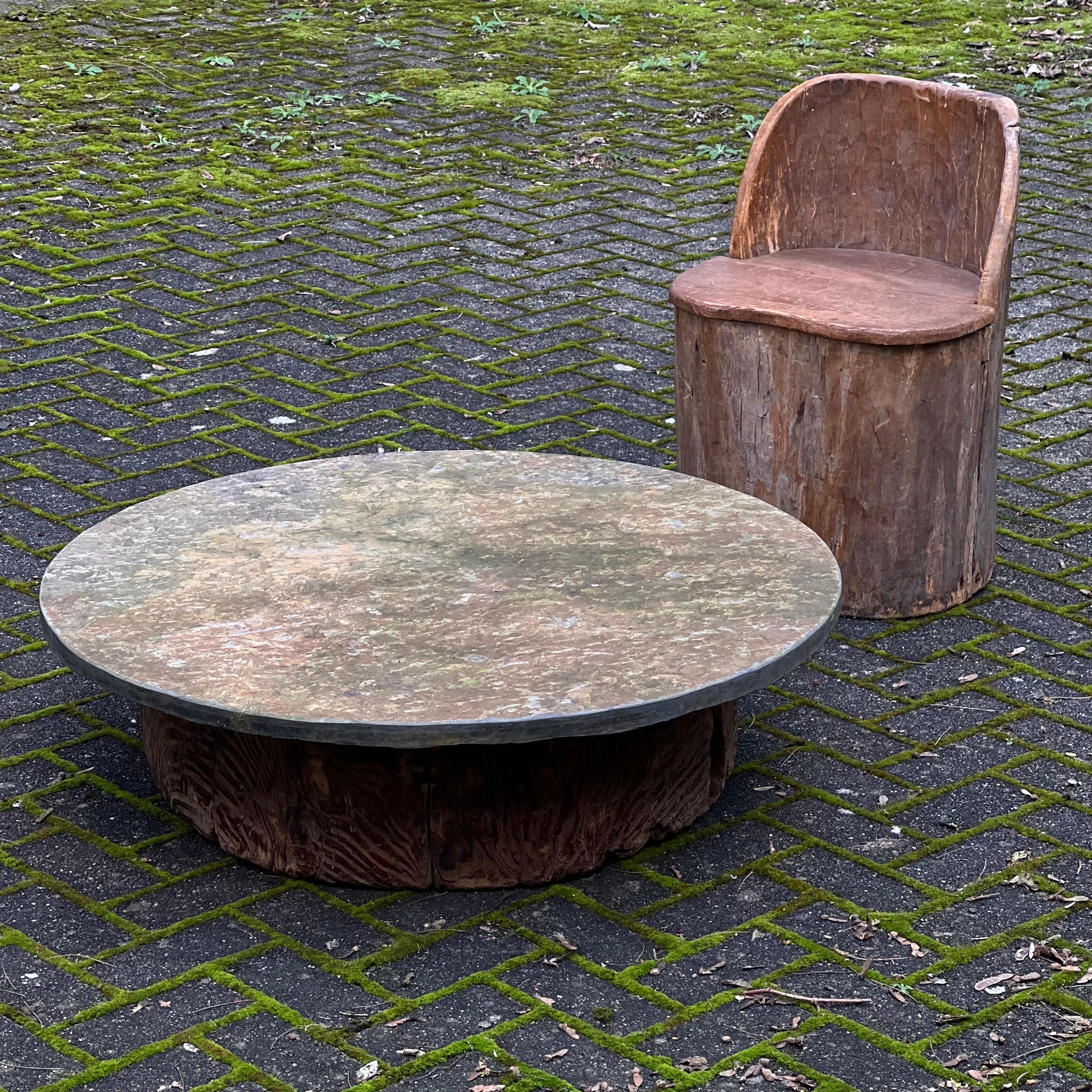 Majestueuse table basse Schist Fossil Stone, base en bois japonaise ancienne. Une pièce unique. 4