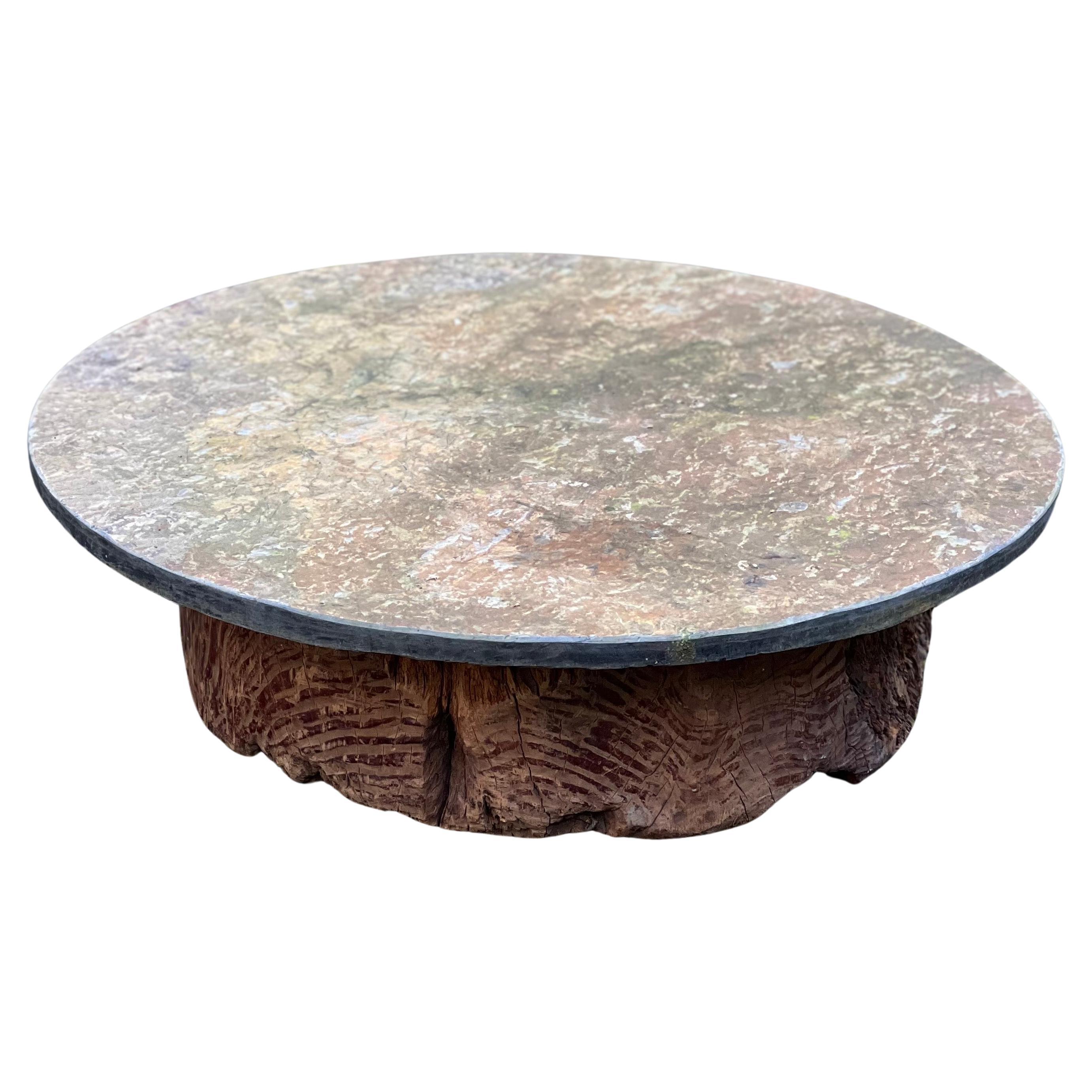 Majestueuse table basse Schist Fossil Stone, base en bois japonaise ancienne. Une pièce unique.