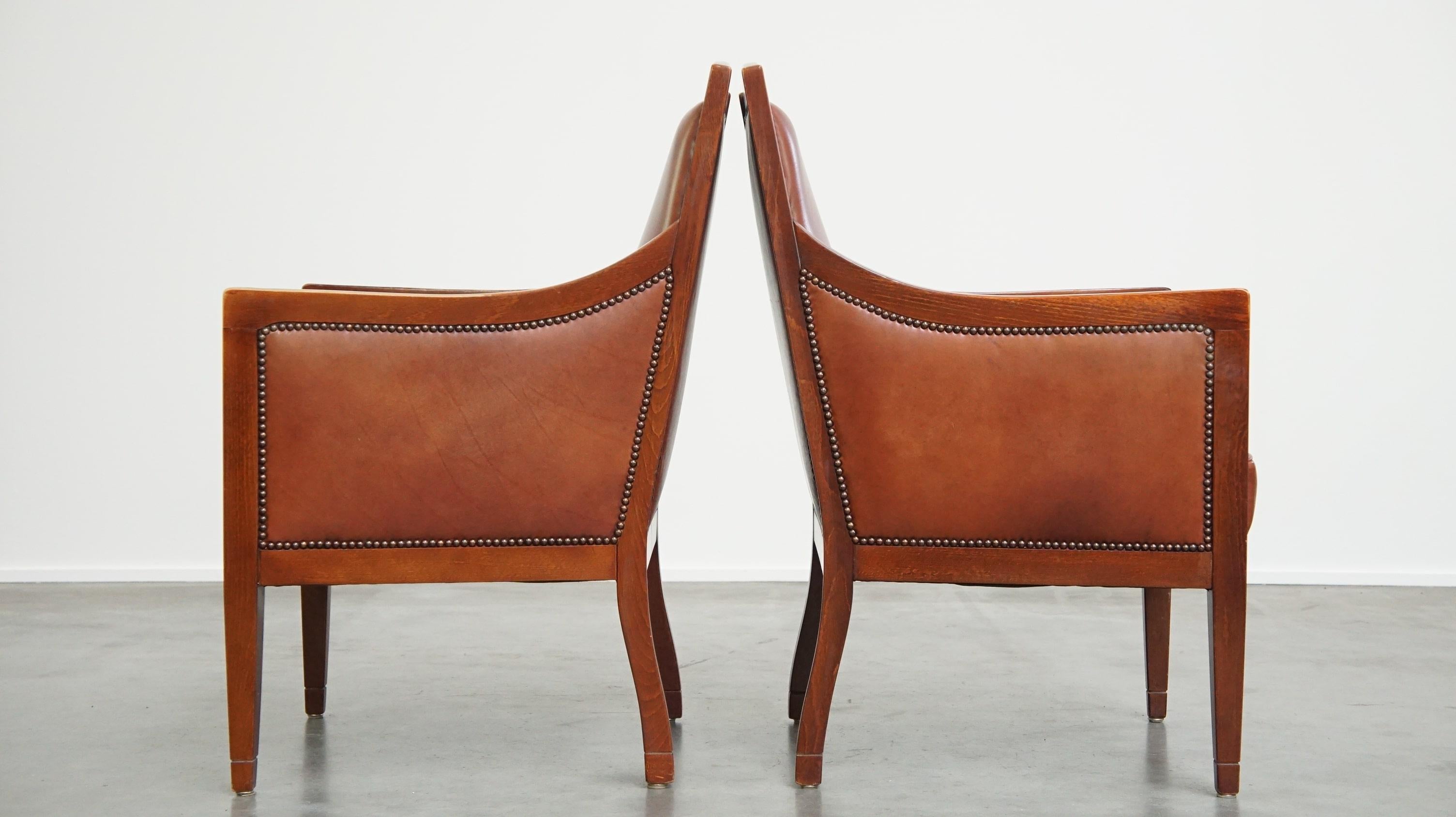 Fatto a mano Majestic set di 2 poltrone in pelle di mucca color cognac dal design Art Deco in vendita