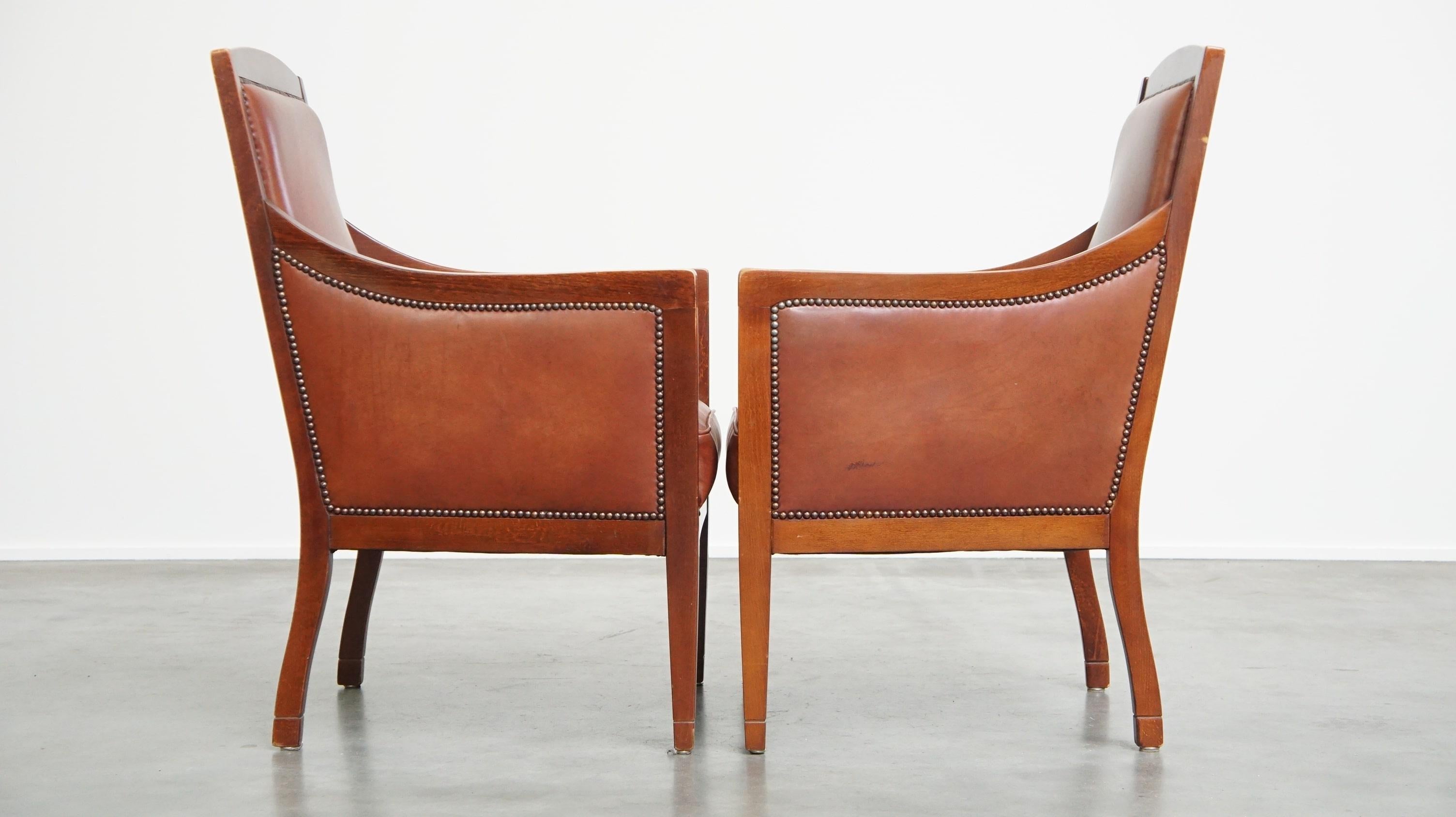 Questo fantastico set di poltrone di lusso in pelle bovina è praticamente utilizzabile sia in casa che in ambito professionale. Combinano legno e pelle di vacchetta di alta qualità, rendendoli facili da integrare in quasi tutti gli stili di interni.