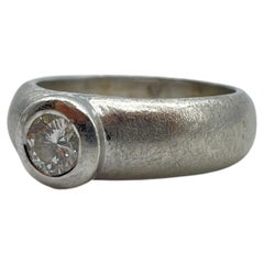 Maestoso anello solitario con diamante da 0,60 carati circa in oro bianco 18 carati