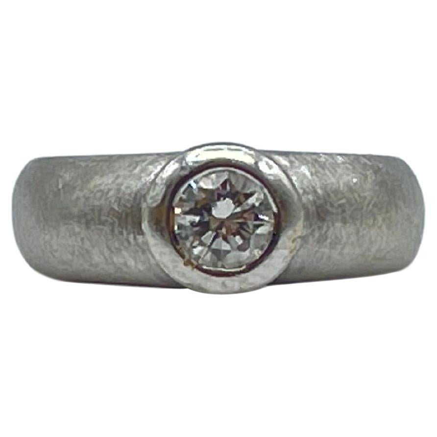 Majestueuse bague solitaire en or blanc 18 carats avec diamants d'environ 0,60 carat en vente
