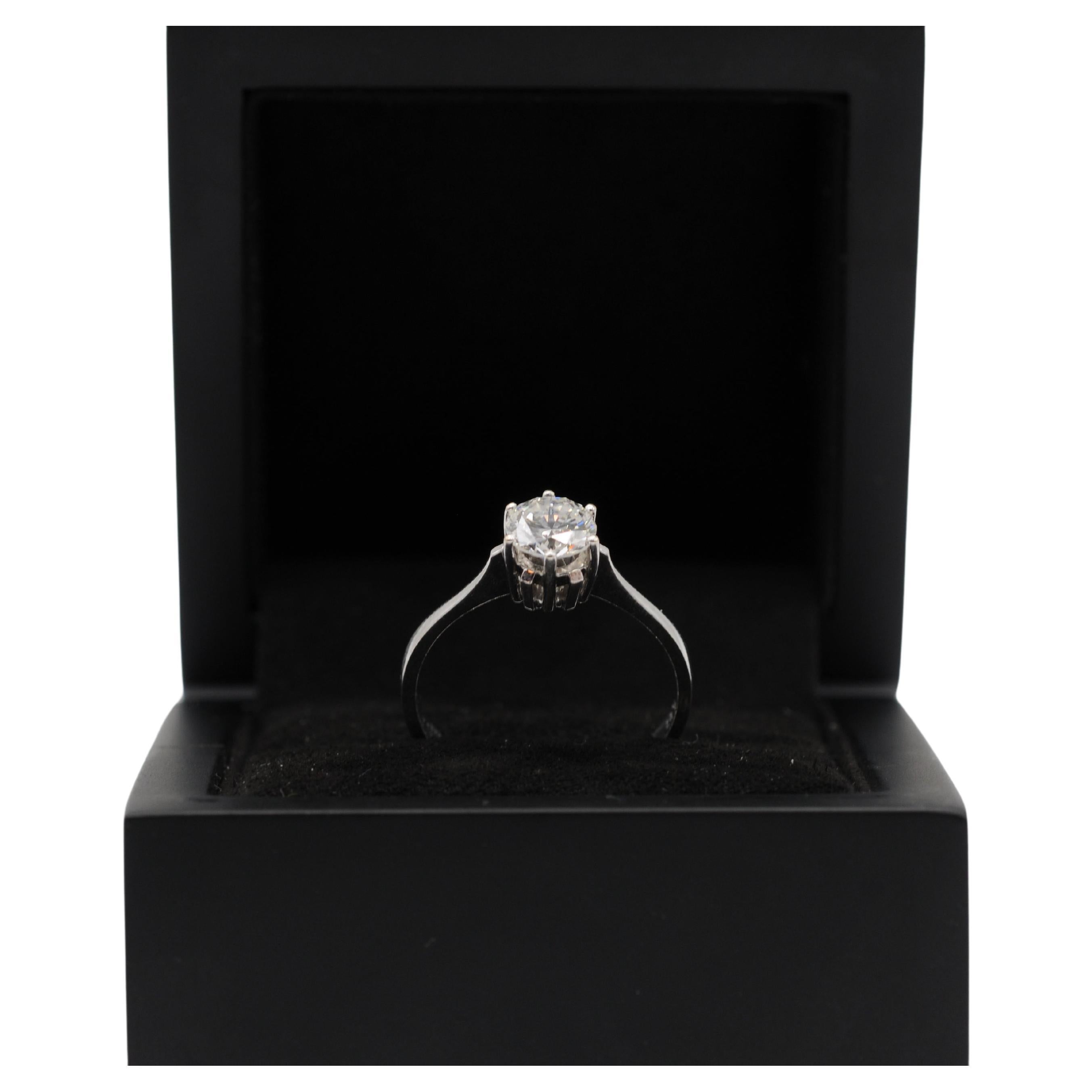
Begeben Sie sich auf eine Reise voller Eleganz mit diesem exquisiten Diamantring in einer 6-Zacken-Fassung aus glänzendem 14-karätigem Weißgold. Dieser bezaubernde Ring zeigt einen Diamanten mit den folgenden außergewöhnlichen