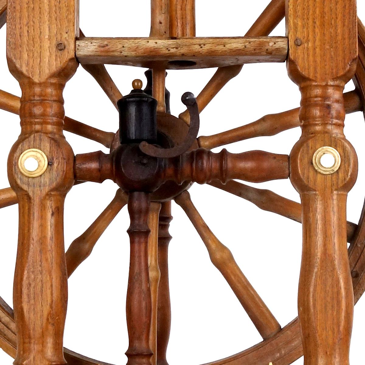 Majestic Spinning Wheel Made of Ebony Wood In Good Condition For Sale In Doornspijk, NL