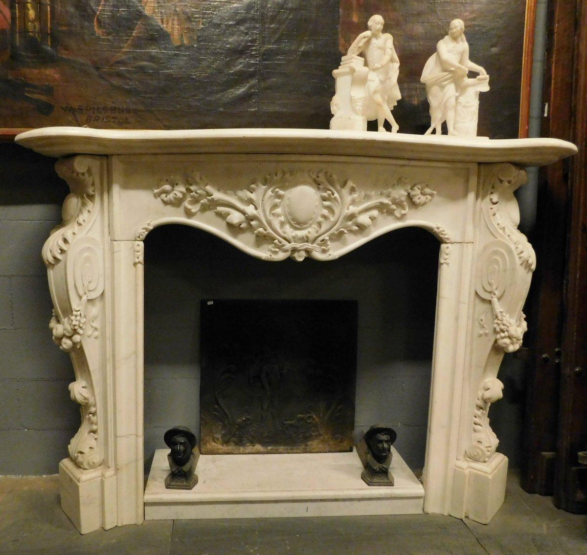 Majestic cheminée statuaire en marbre blanc de Carrare, richement sculptée, Le précieux marbre blanc de Carrare est connu dans le monde entier pour sa couleur uniforme blanc pur avec des veines grises. Déjà appréciée par les anciens Romains, elle a