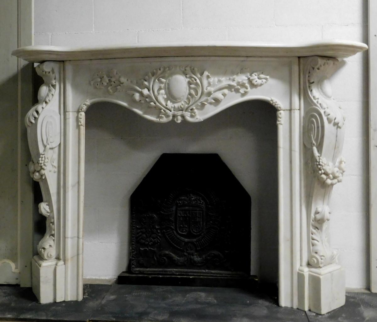 Français Majestueuse cheminée statuaire en marbre blanc de Carrare, richement sculptée, France en vente