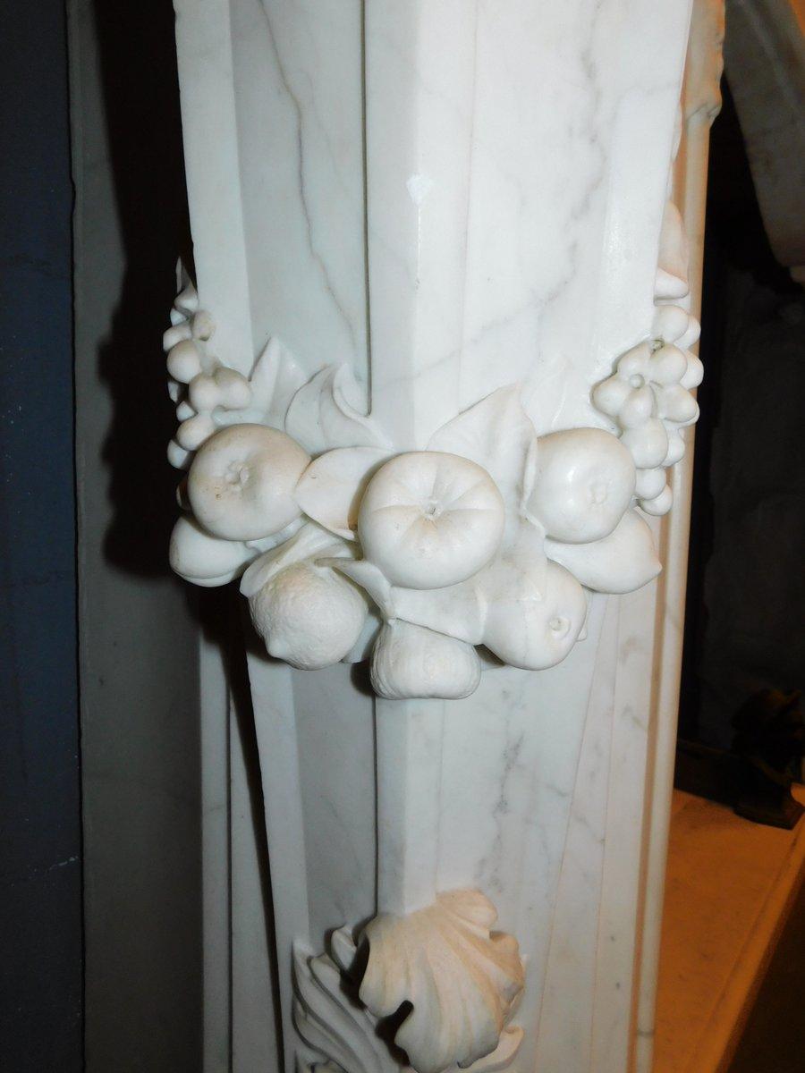 XVIIIe siècle et antérieur Majestueuse cheminée statuaire en marbre blanc de Carrare, richement sculptée, France en vente