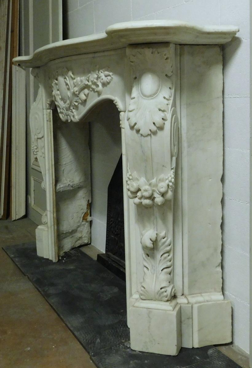 Majestueuse cheminée statuaire en marbre blanc de Carrare, richement sculptée, France en vente 1