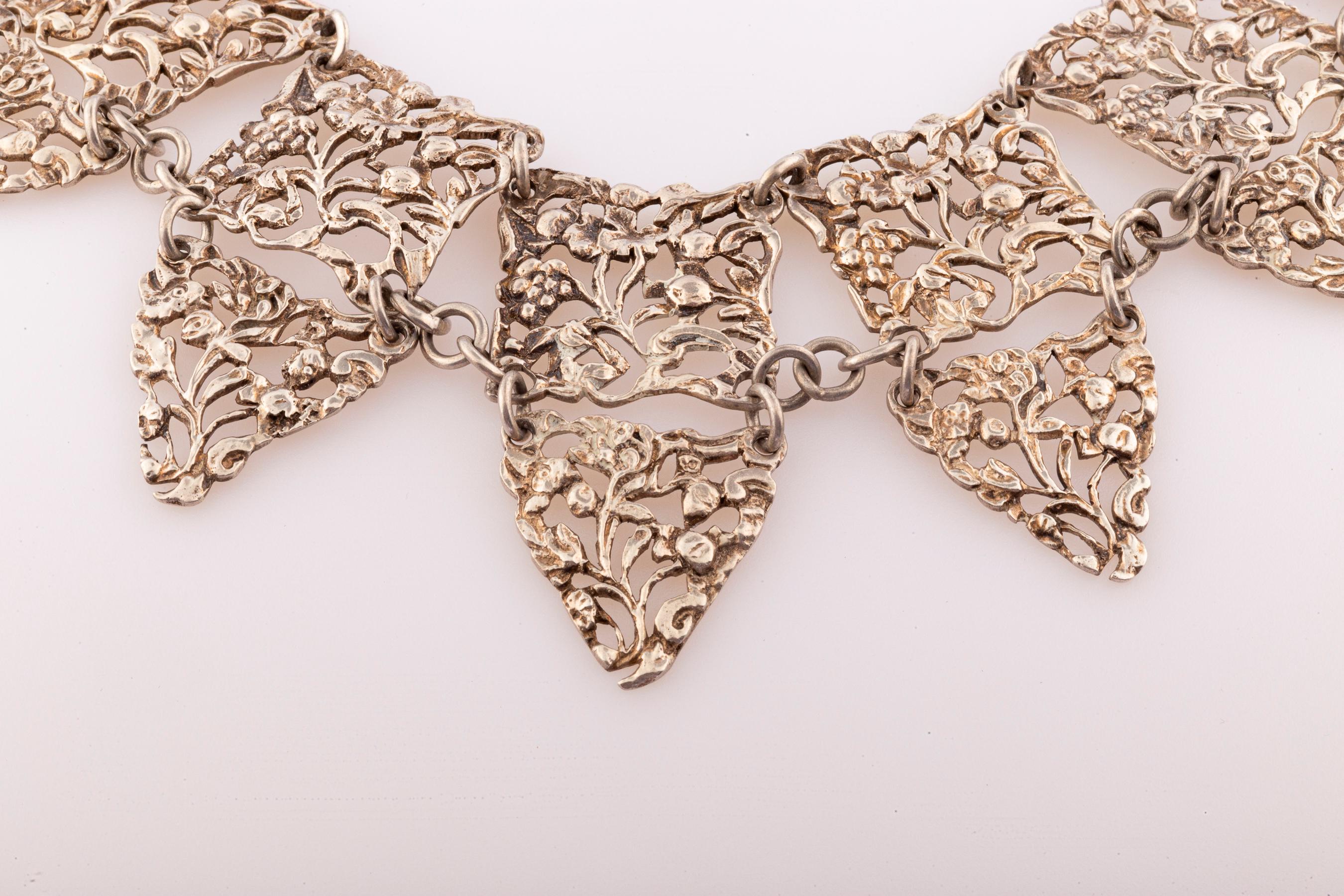 Majestuoso collar Art Nouveau de plata de ley c. 1910 en Excelente estado para la venta en Stamford, CT