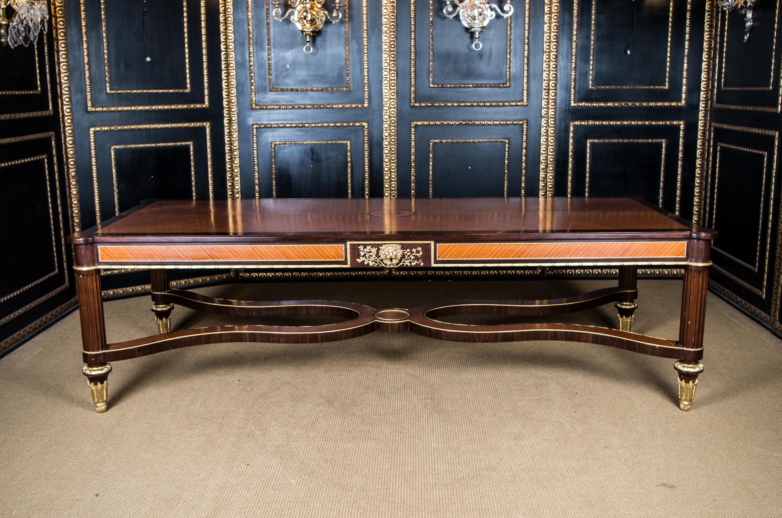 Slightly modified model after the Château Fontainebleau Maria Antoinette chest of drawers,
Joseph Stockel u. Guillaume Benneman.
Bois-Satiné veneer, all-over widespread mirror veneer on solid softwood.
Please note that this table is delivered in