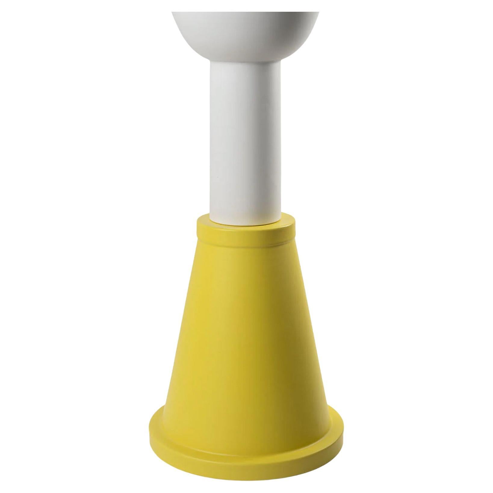 Un cilindro bianco con la parte superiore semicircolare completa questa splendida scultura in ceramica di Natalie Du Pasquier, che si erge su un tronco di cono giallo e crea un punto focale artistico in qualsiasi interno moderno. Questi audaci