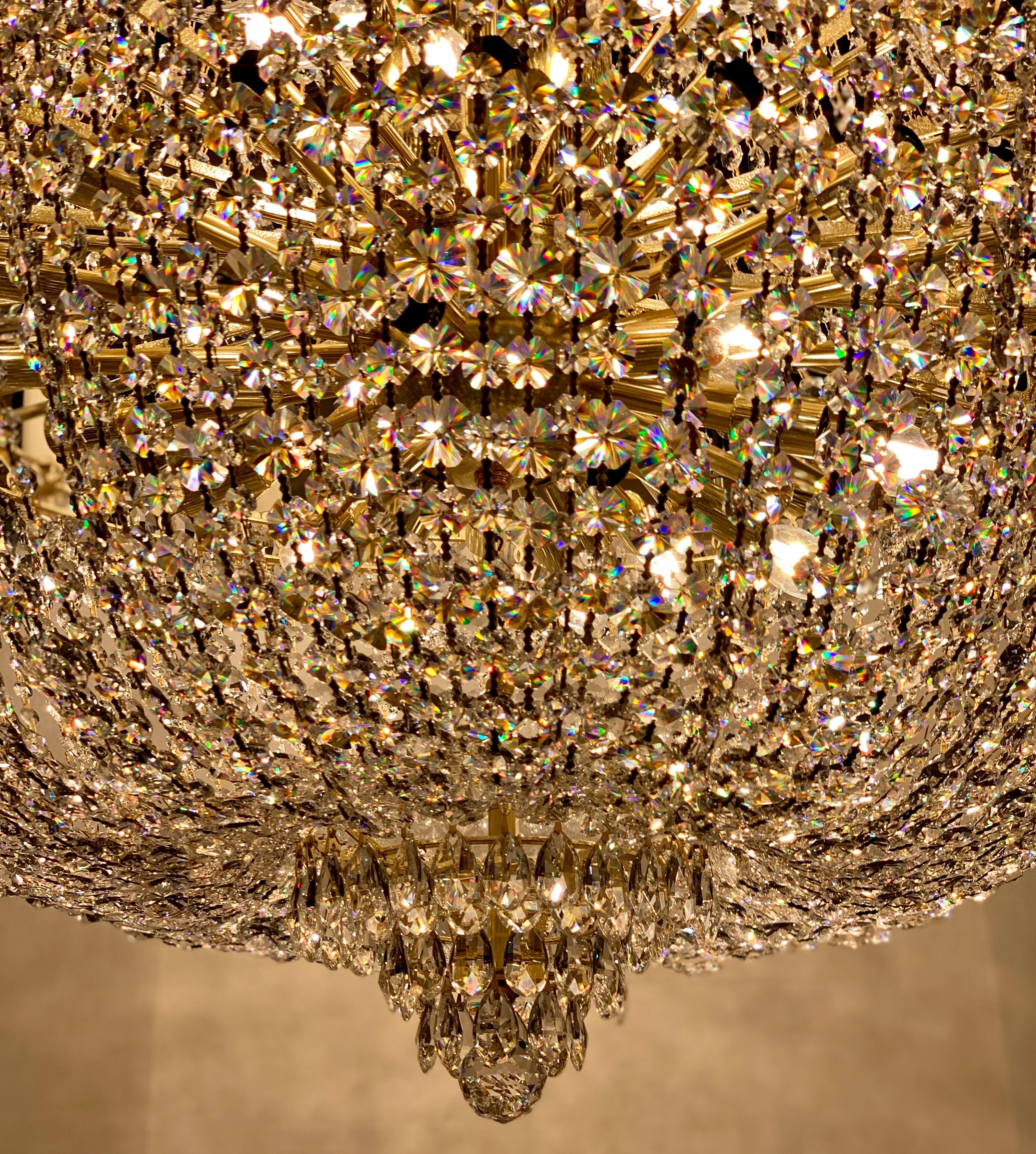 Majestueux grand lustre Schonbek « Camelot » 2643 en cristal taillé en pierre précieuse à 84 lumières en vente 1